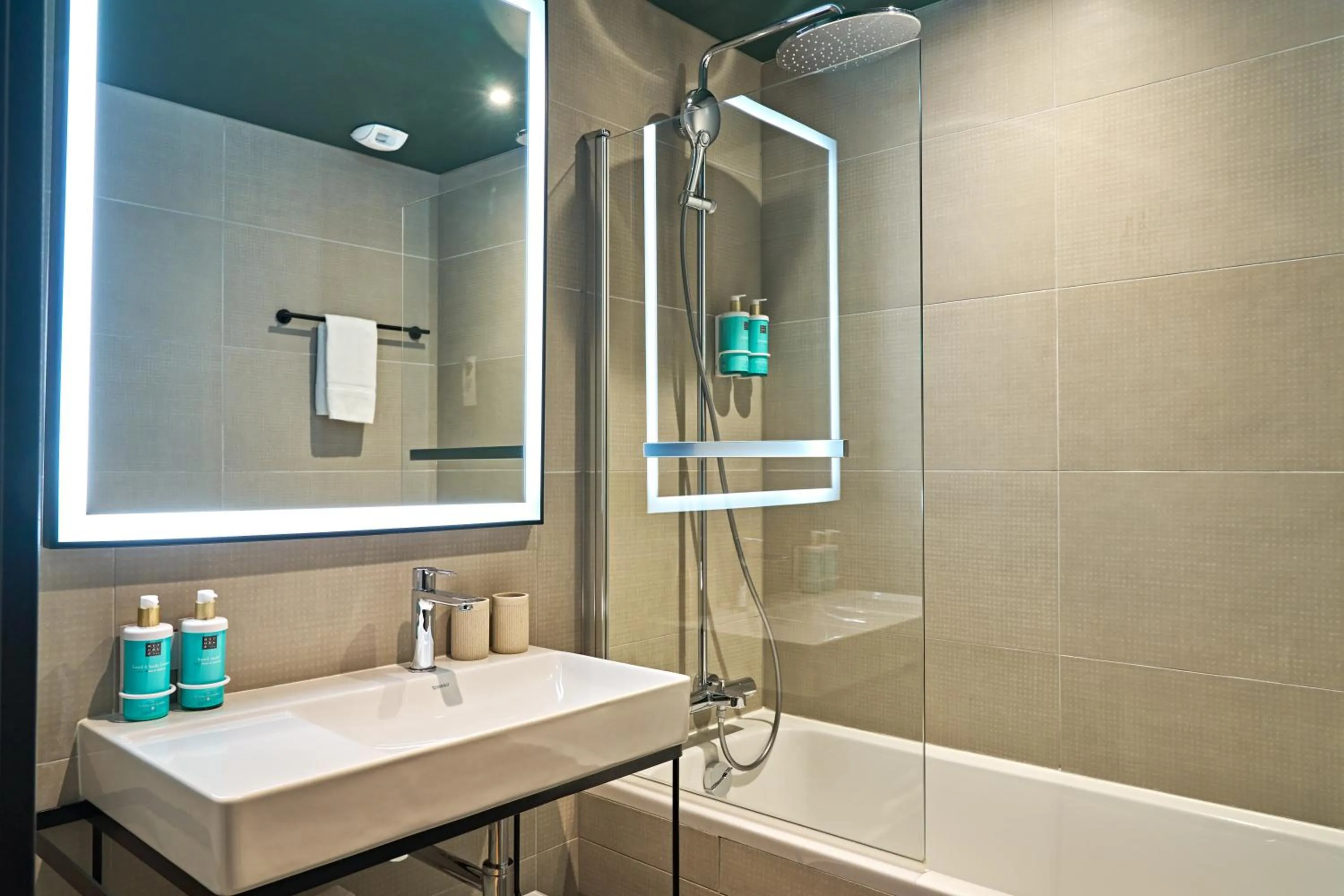 Bathroom in Novotel Rouen Centre Cathédrale