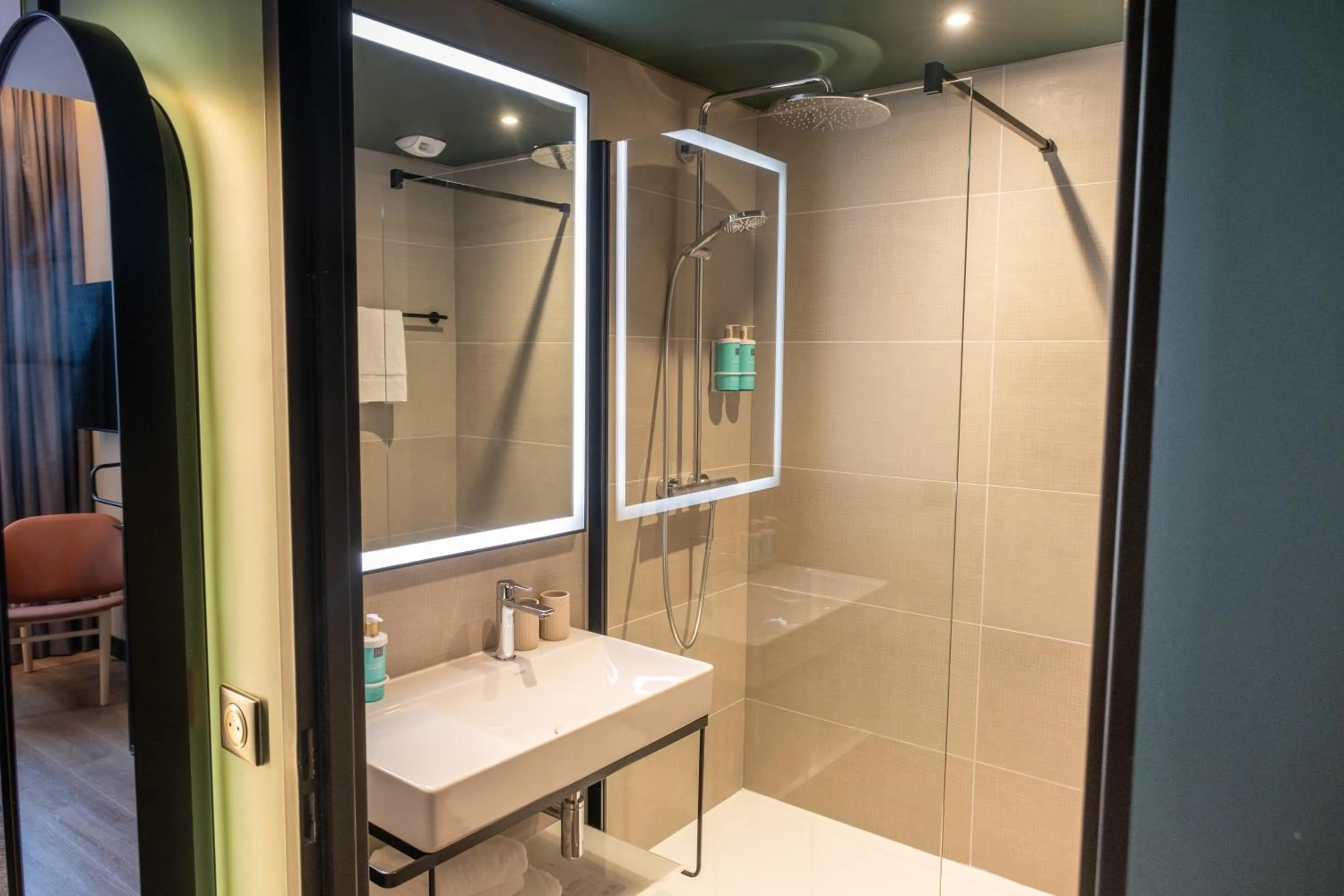 Shower in Novotel Rouen Centre Cathédrale