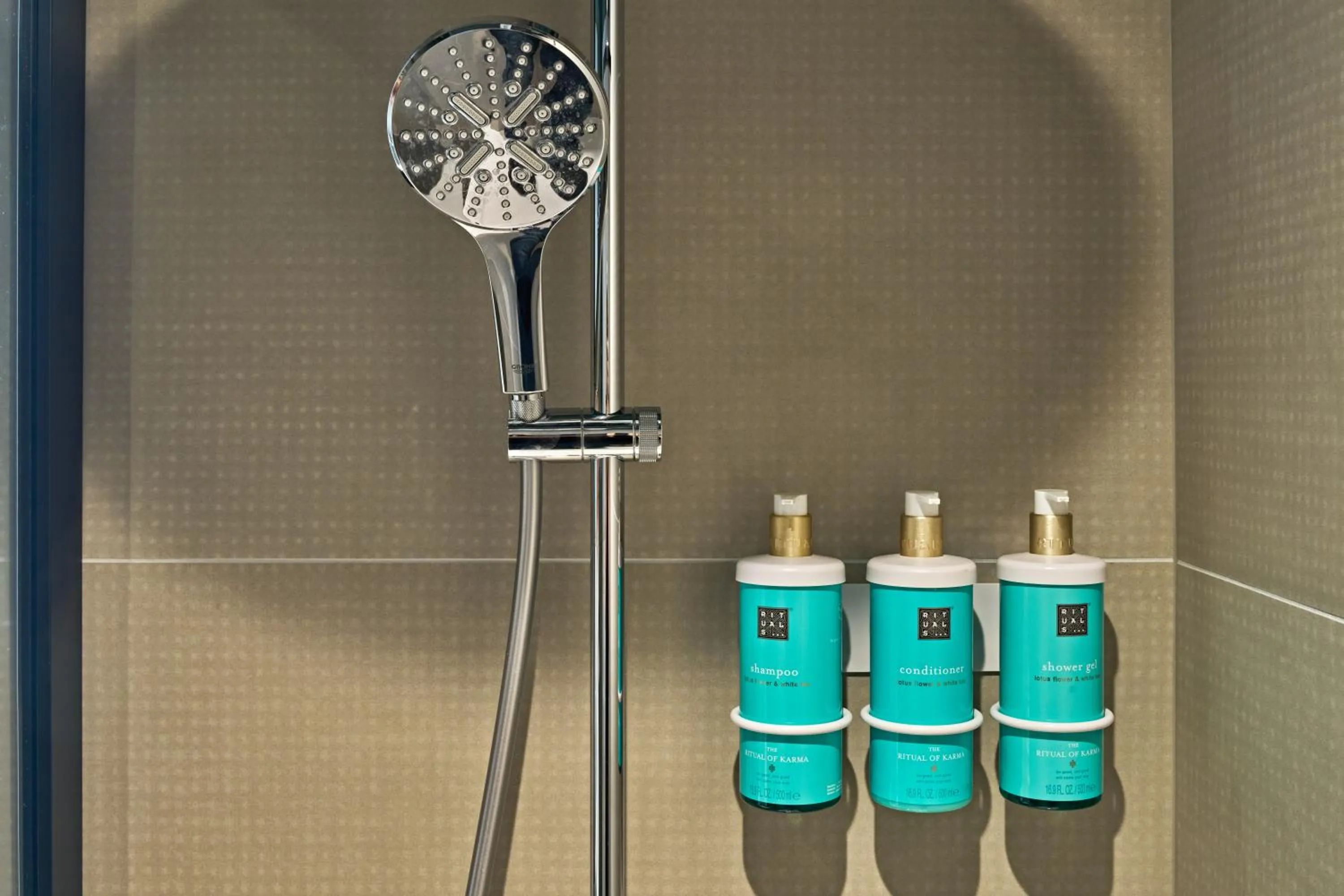 Shower in Novotel Rouen Centre Cathédrale