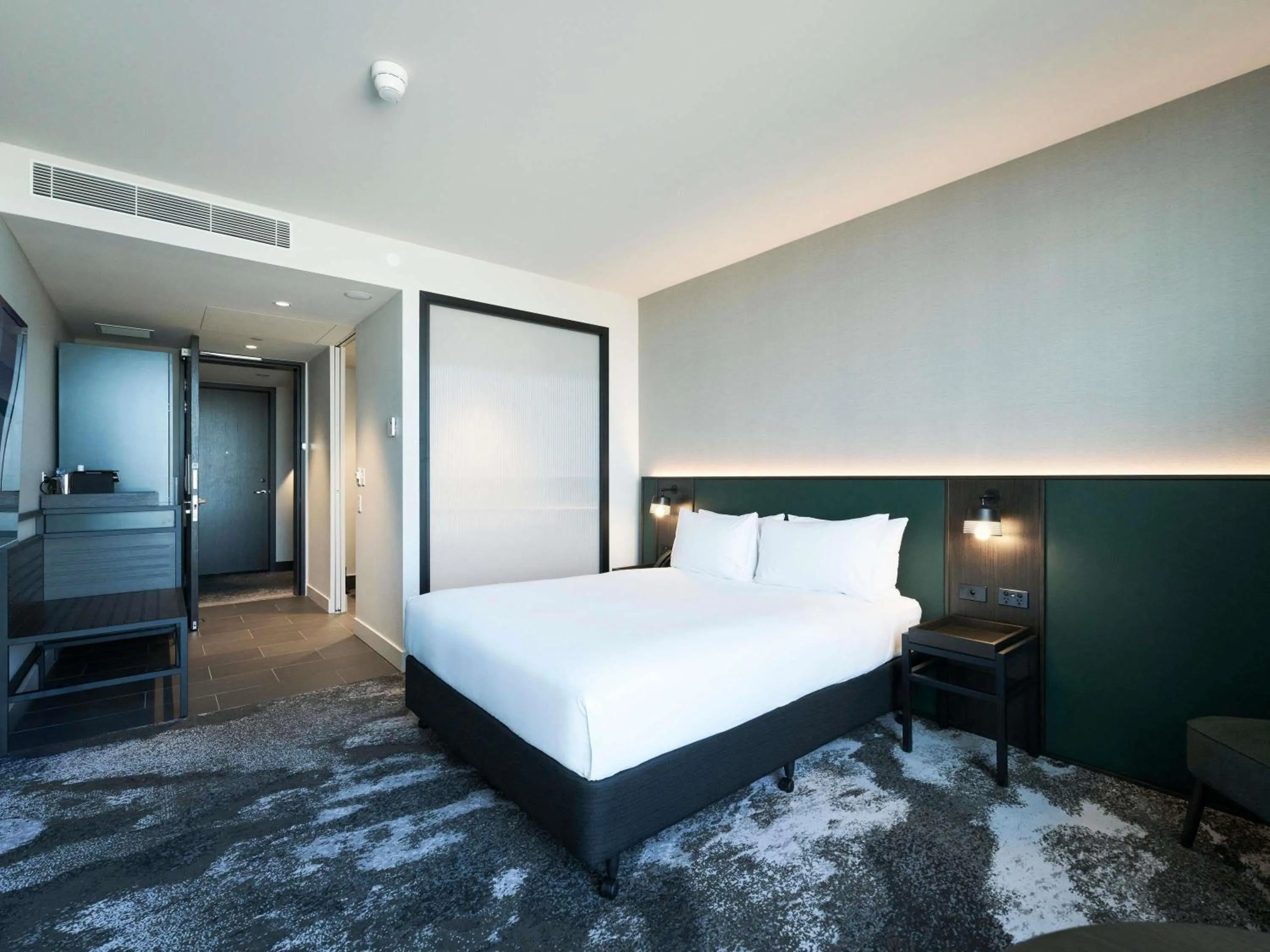 Bedroom, Bed in Novotel Melbourne Airport