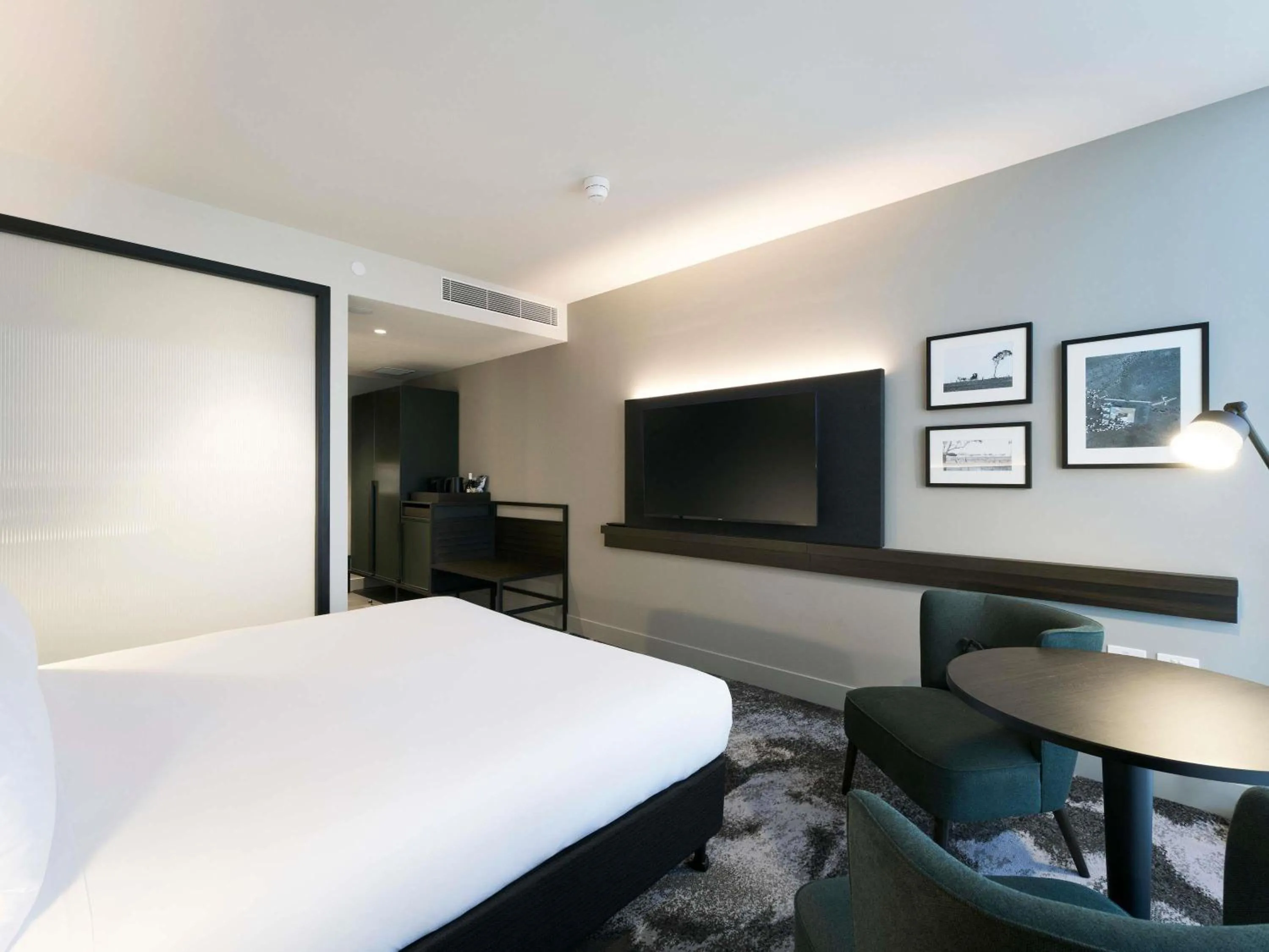 Bedroom, Bed in Novotel Melbourne Airport