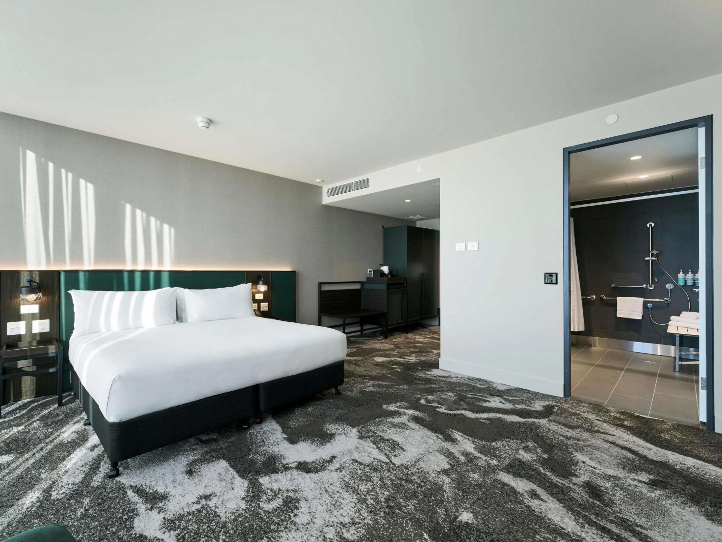 Bedroom, Bed in Novotel Melbourne Airport