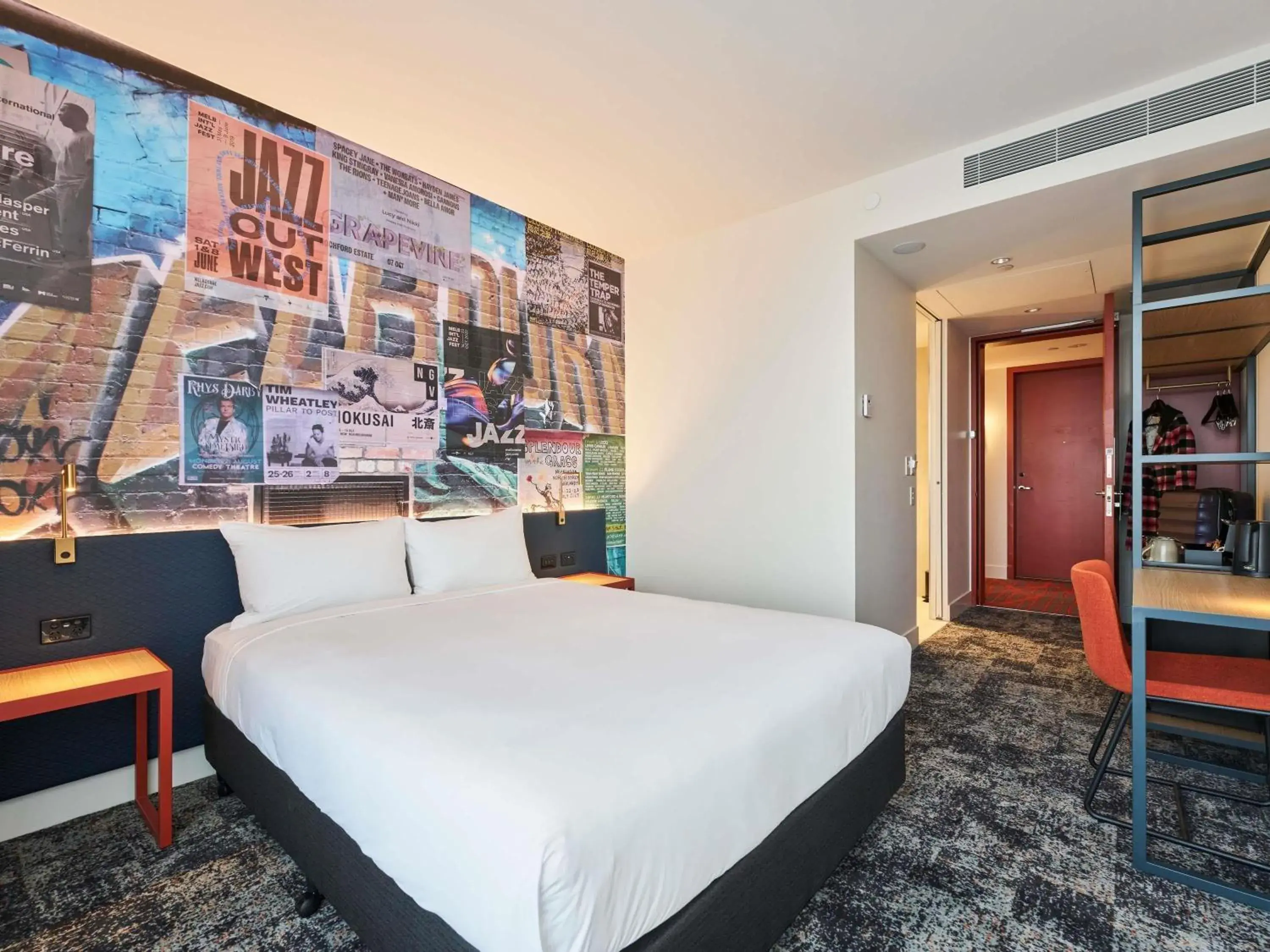 Superior Room with 1 queen size bed in ibis Styles Melbourne Airport Superior Room with 1 queen size bed in ibis Styles Melbourne Airport