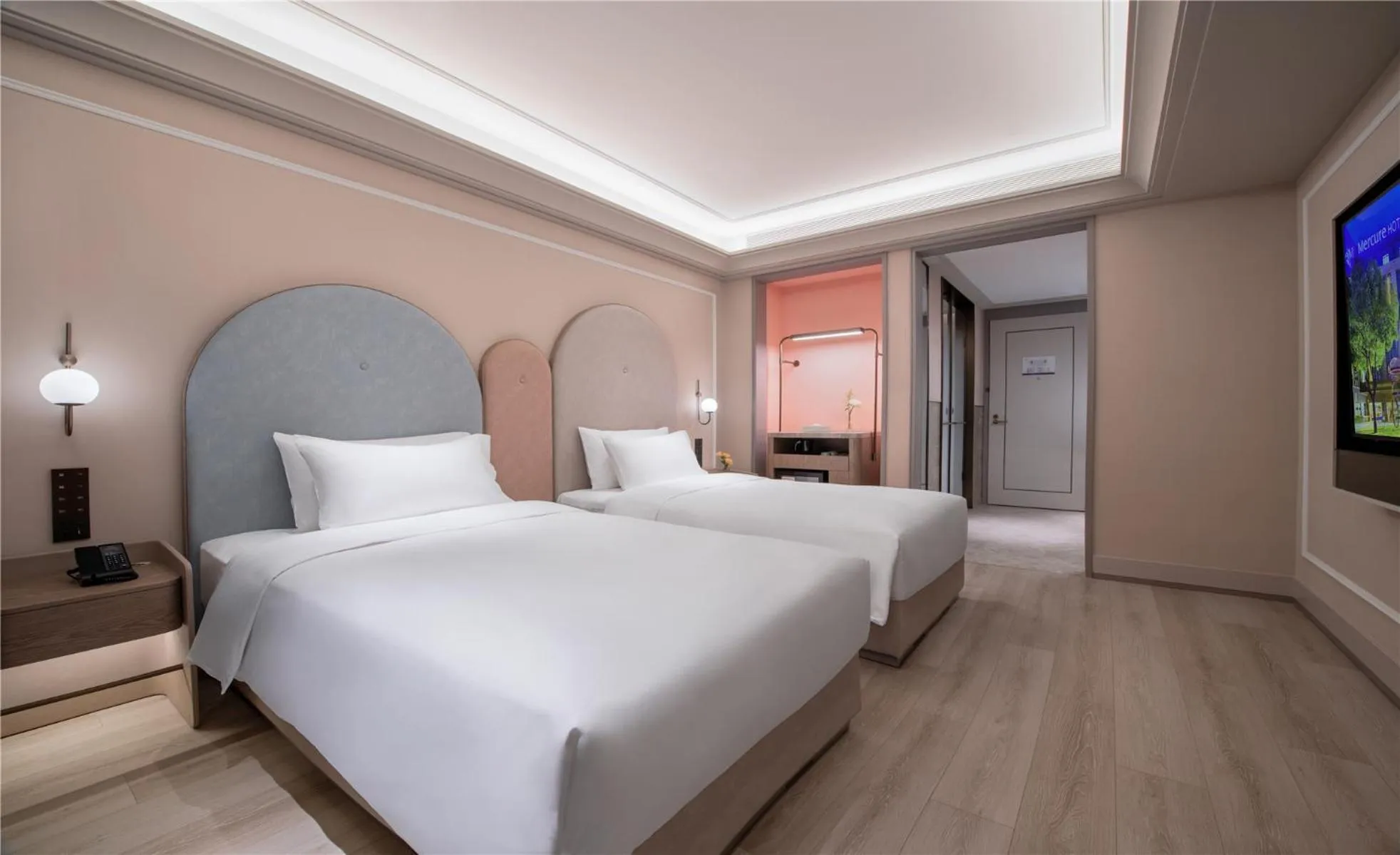 Bed in Mercure Suzhou Shilu Shantang
