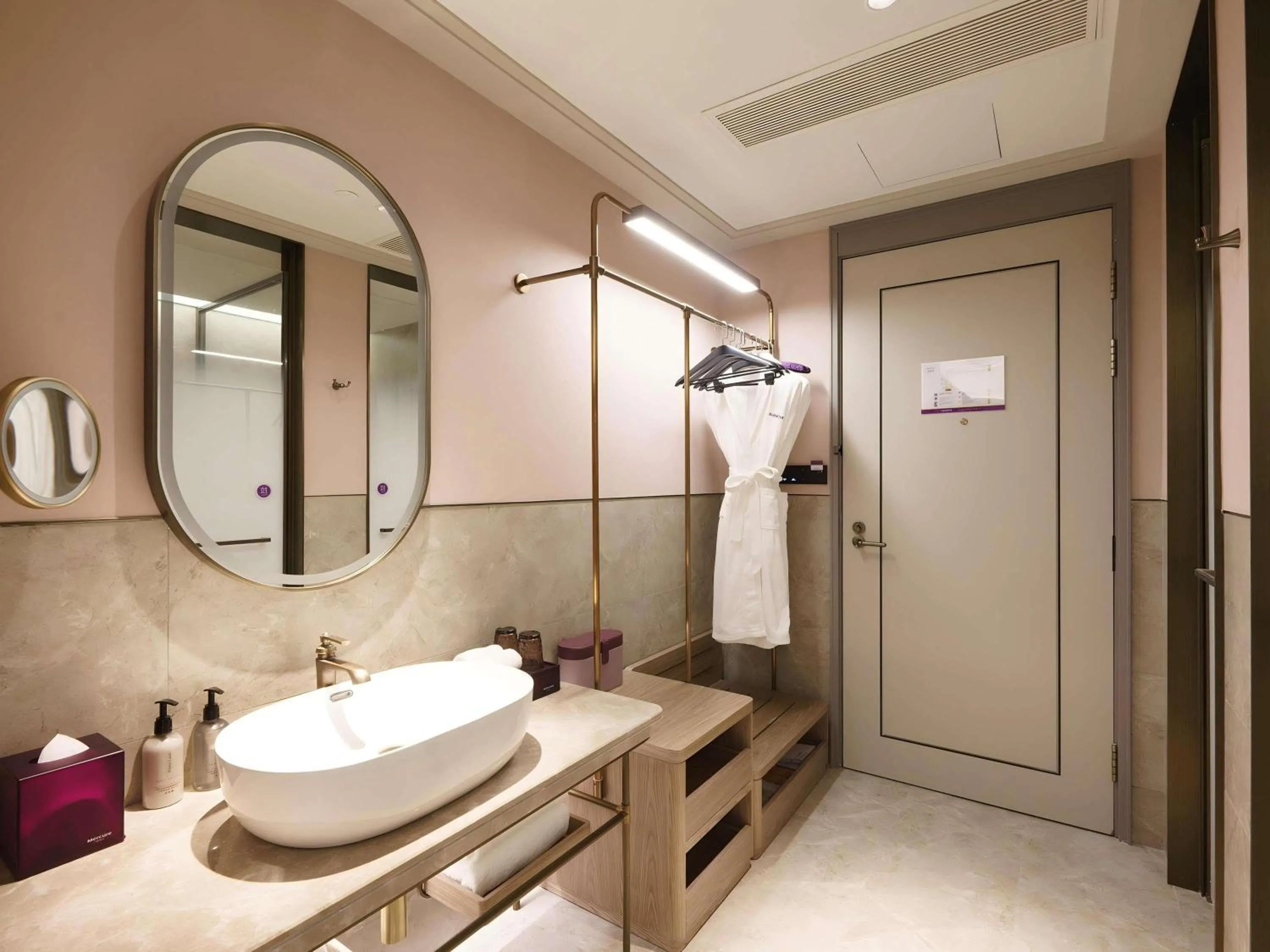 Bedroom in Mercure Xi'an Stadium Hotel