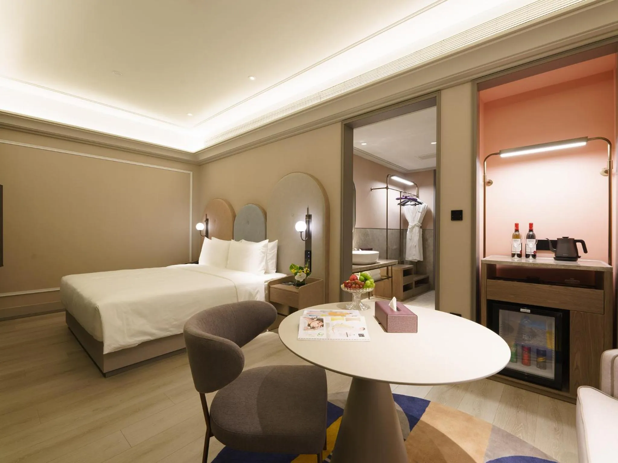 Photo of the whole room, Bed in Mercure Xi'an Stadium Hotel