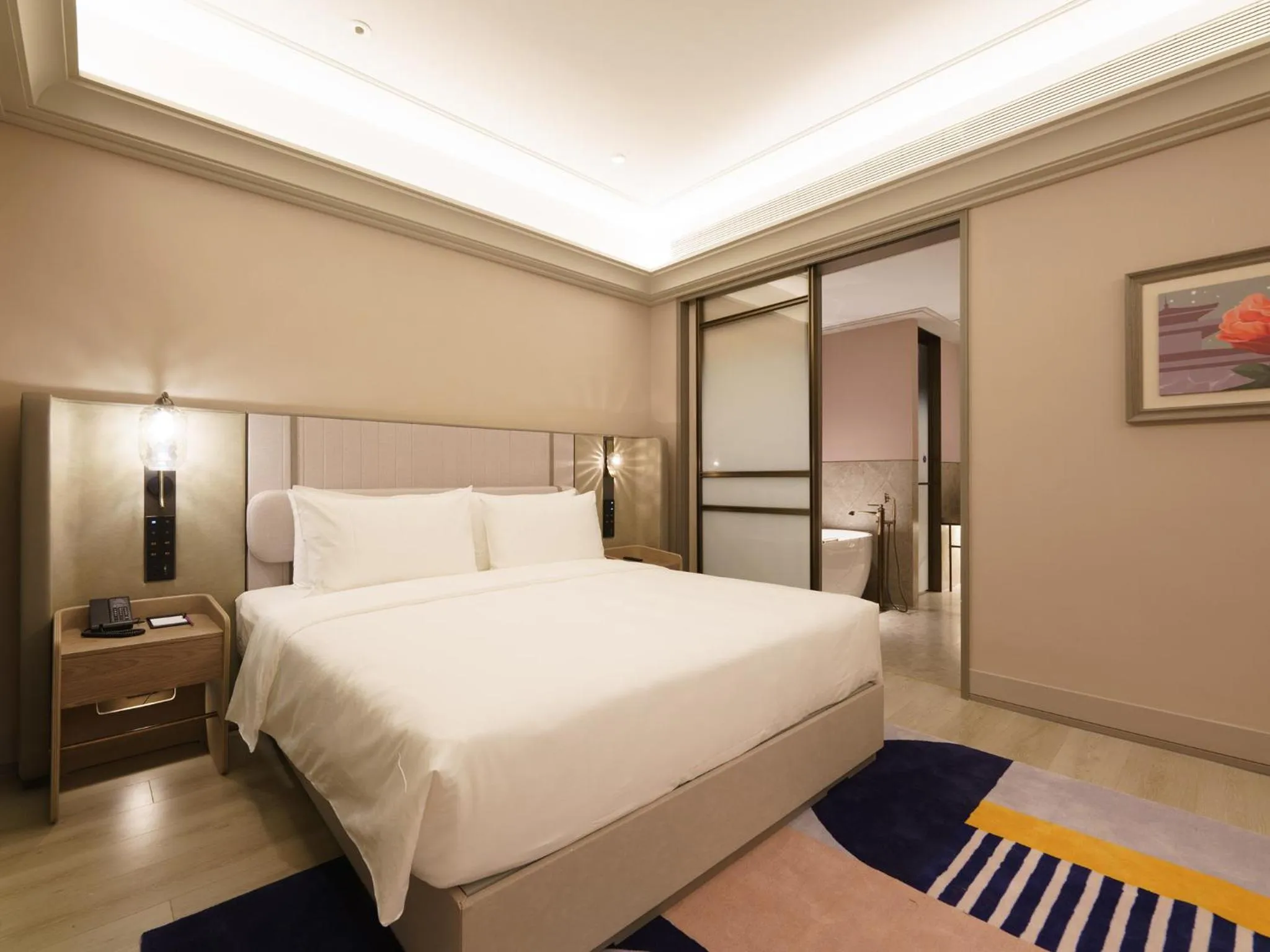 Bed in Mercure Xi'an Stadium Hotel