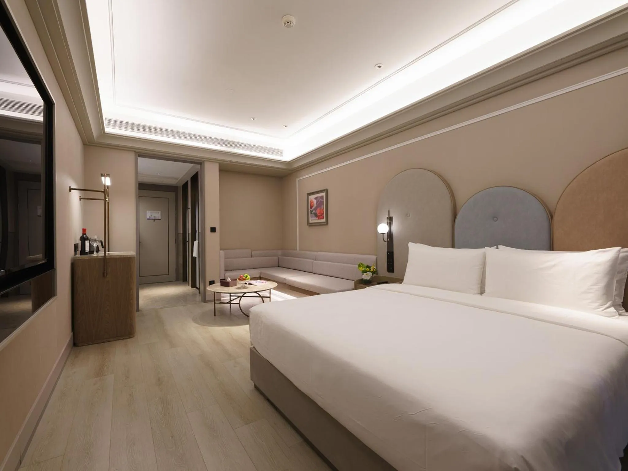 Photo of the whole room, Bed in Mercure Xi'an Stadium Hotel