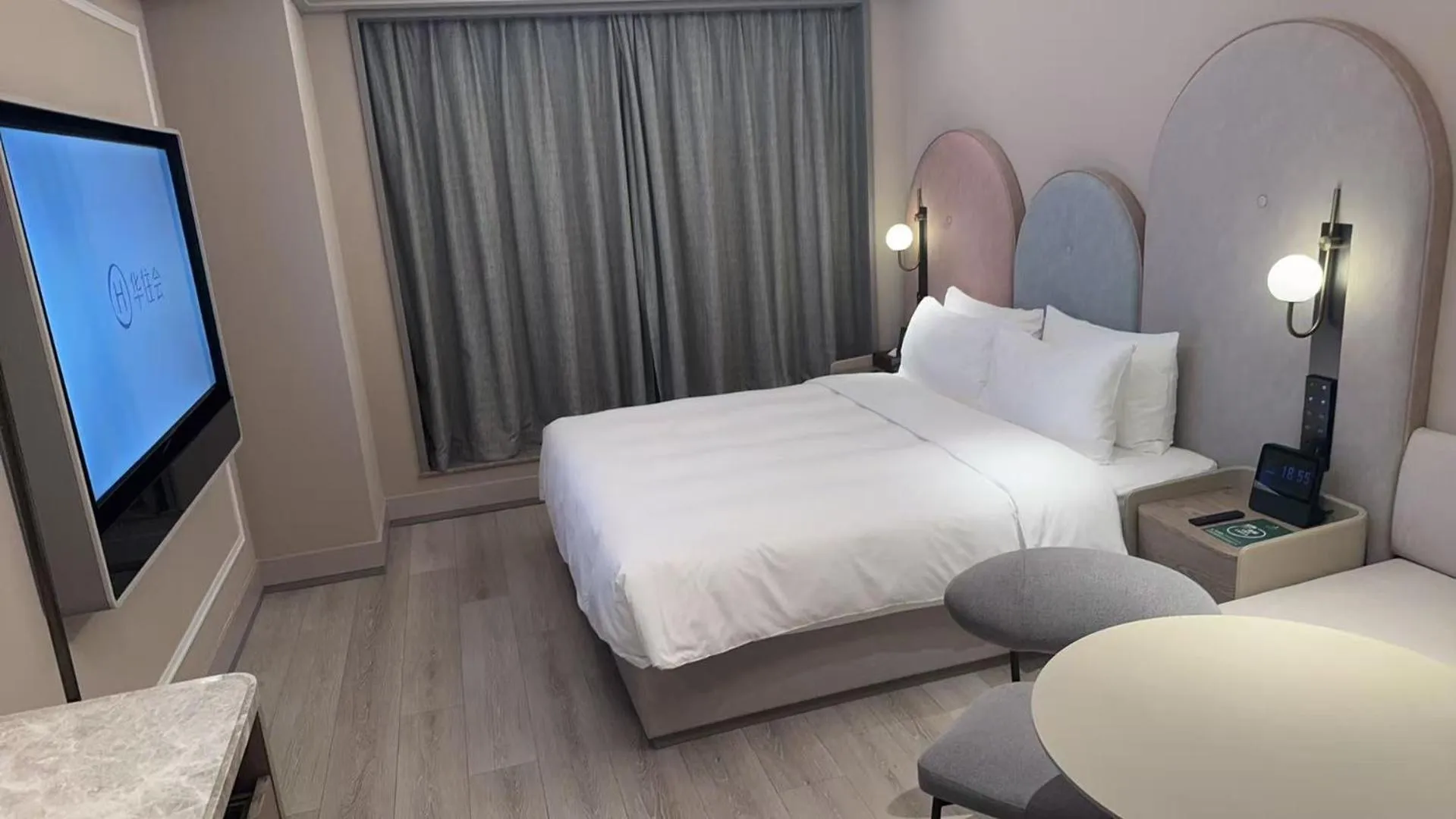 Photo of the whole room, Bed in Mercure Guangzhou Financial City