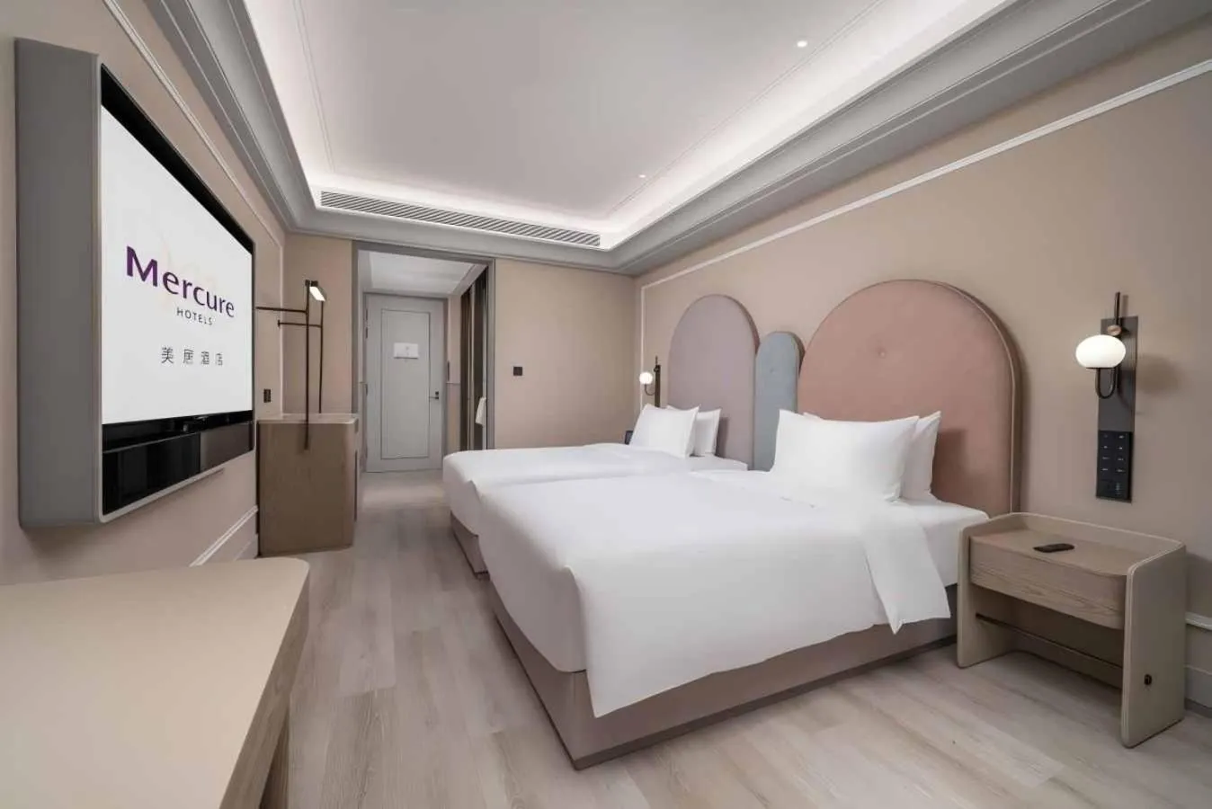 Photo of the whole room, Bed in Mercure Guangzhou Financial City