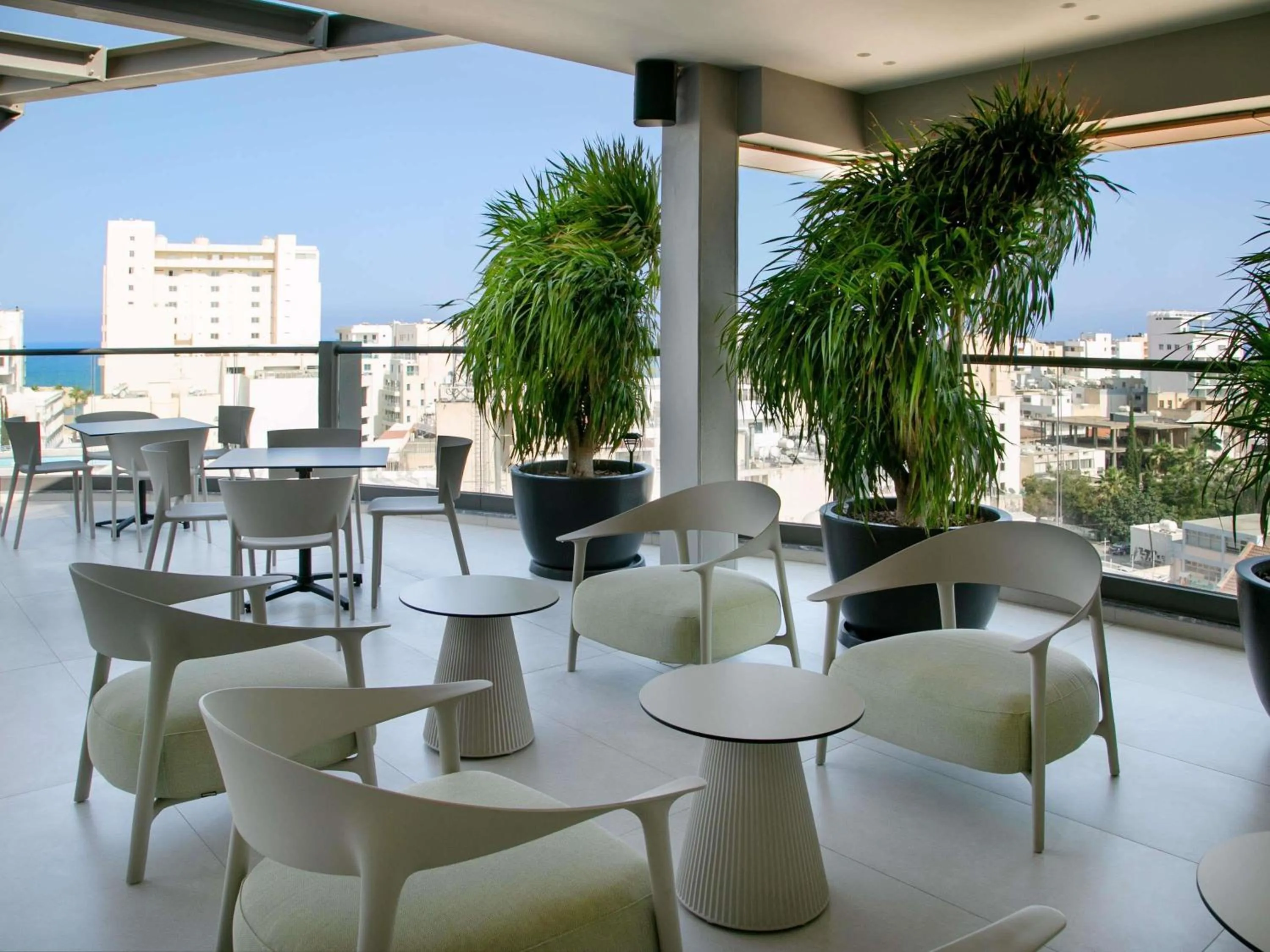 Lounge or bar in Mercure Larnaca Finikoudes Beach