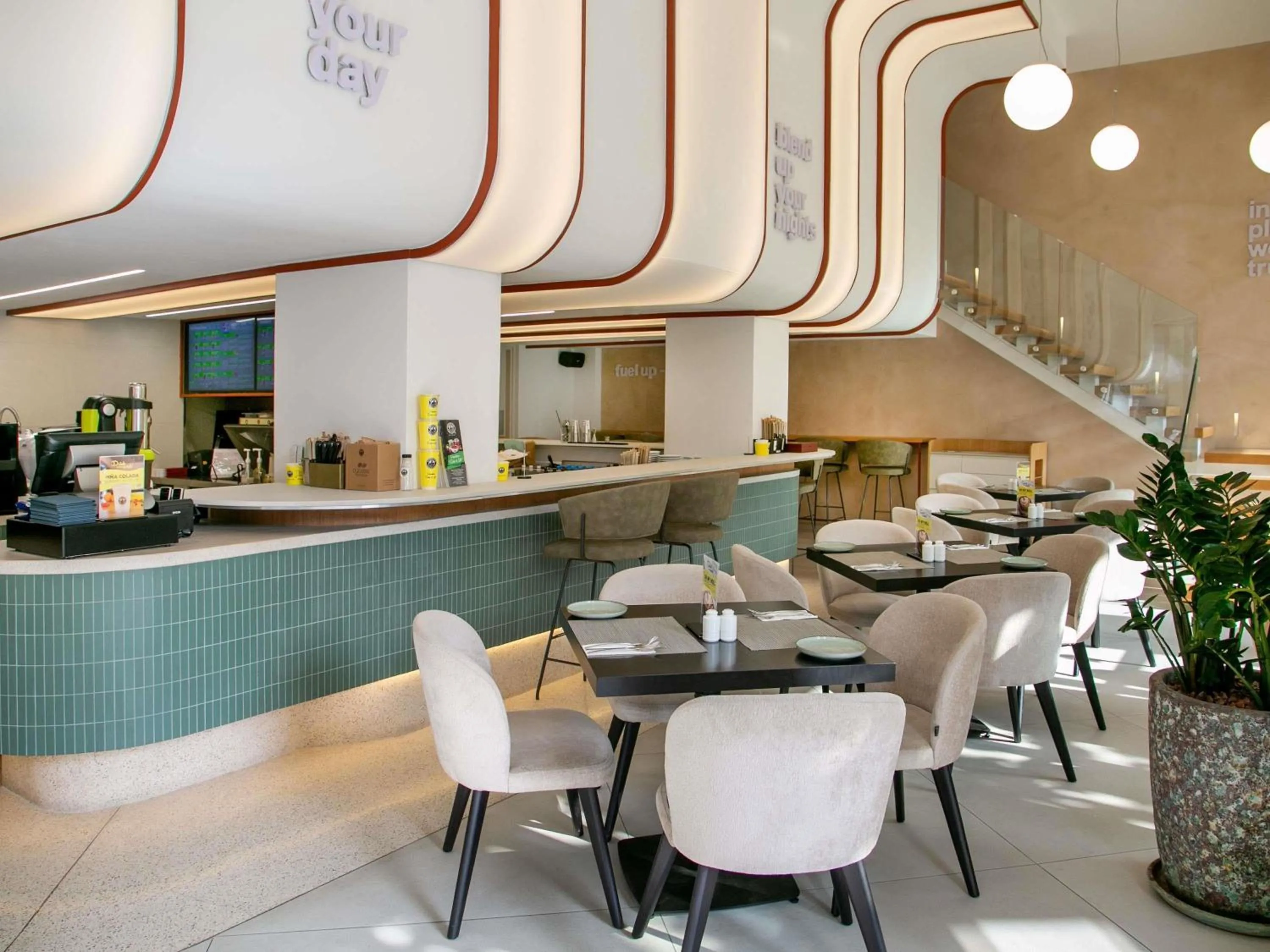 Restaurant/places to eat in Mercure Larnaca Finikoudes Beach