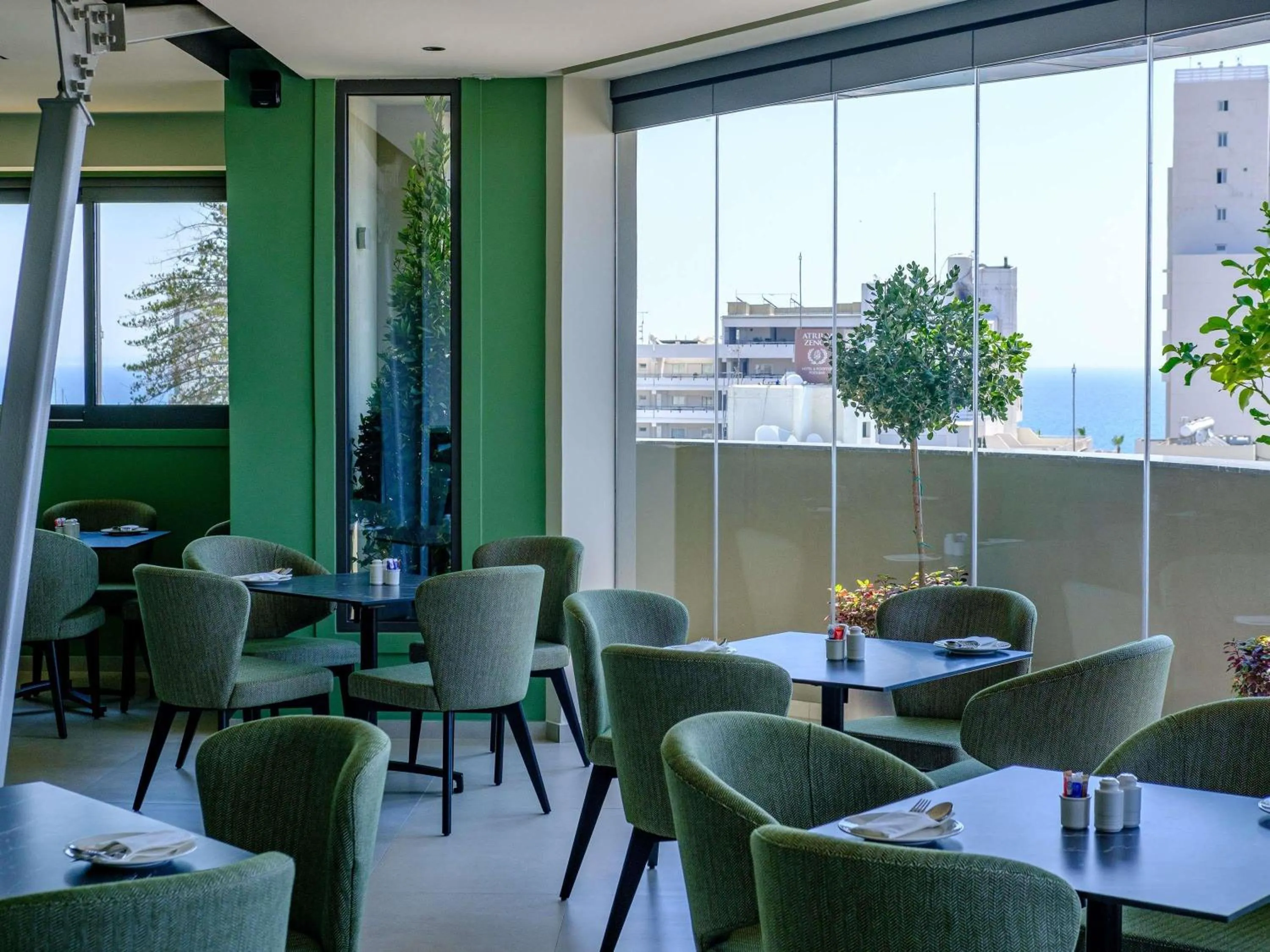 Restaurant/places to eat in Mercure Larnaca Finikoudes Beach