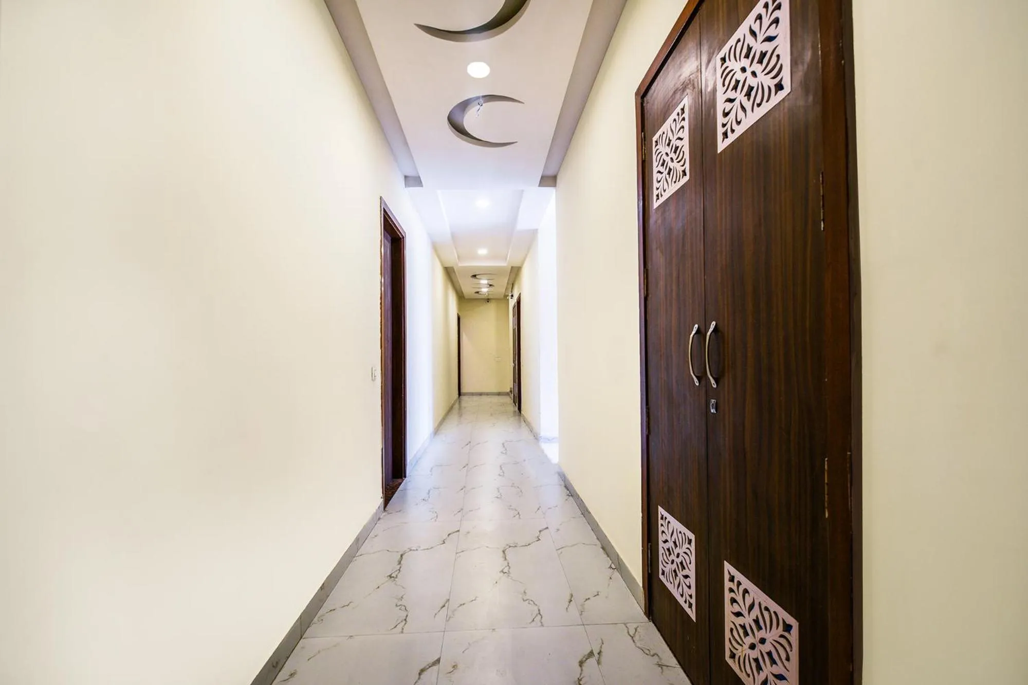 Lobby or reception in FabHotel Lohgarh Inn