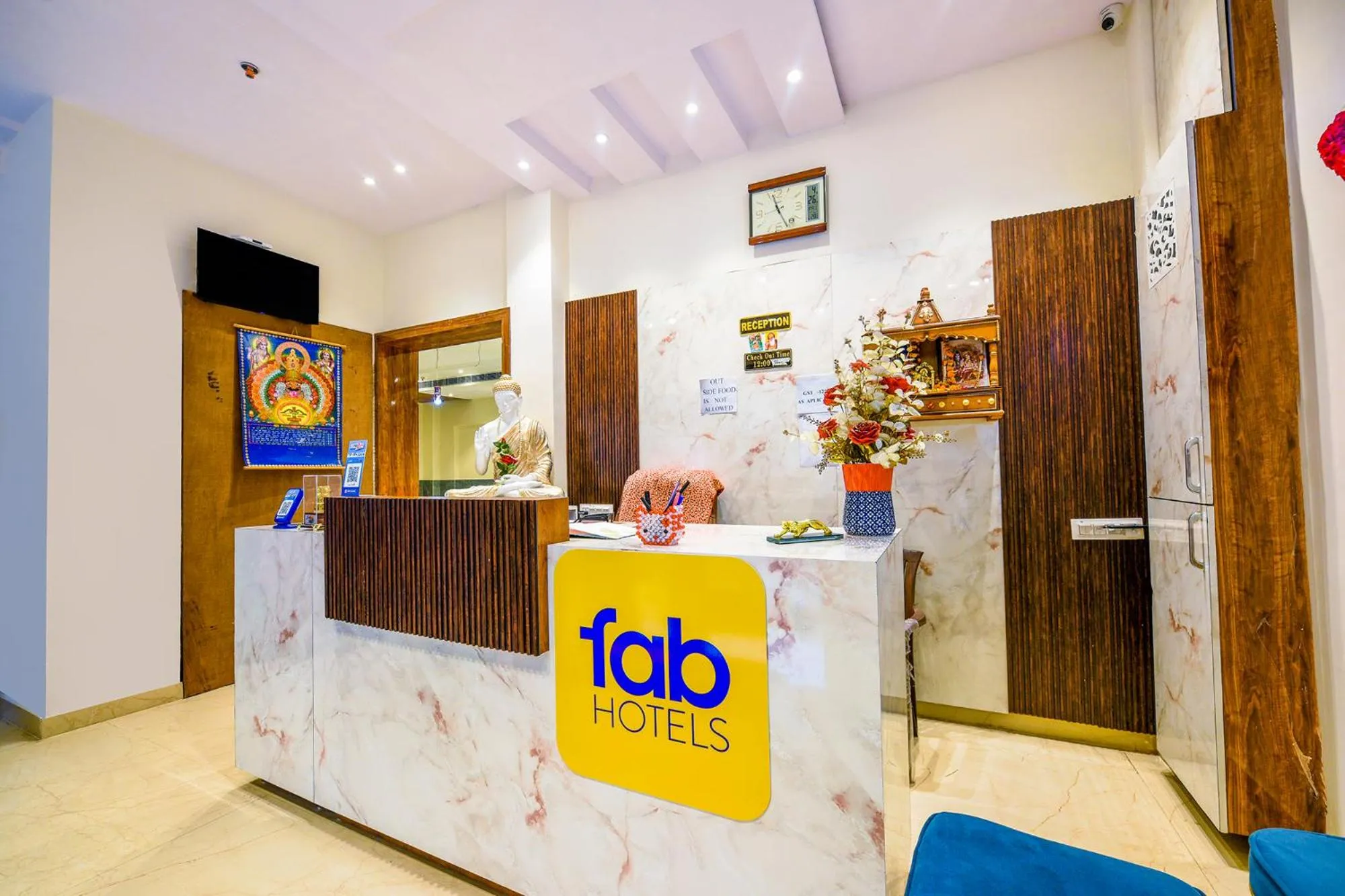 Lobby or reception in FabHotel Lohgarh Inn