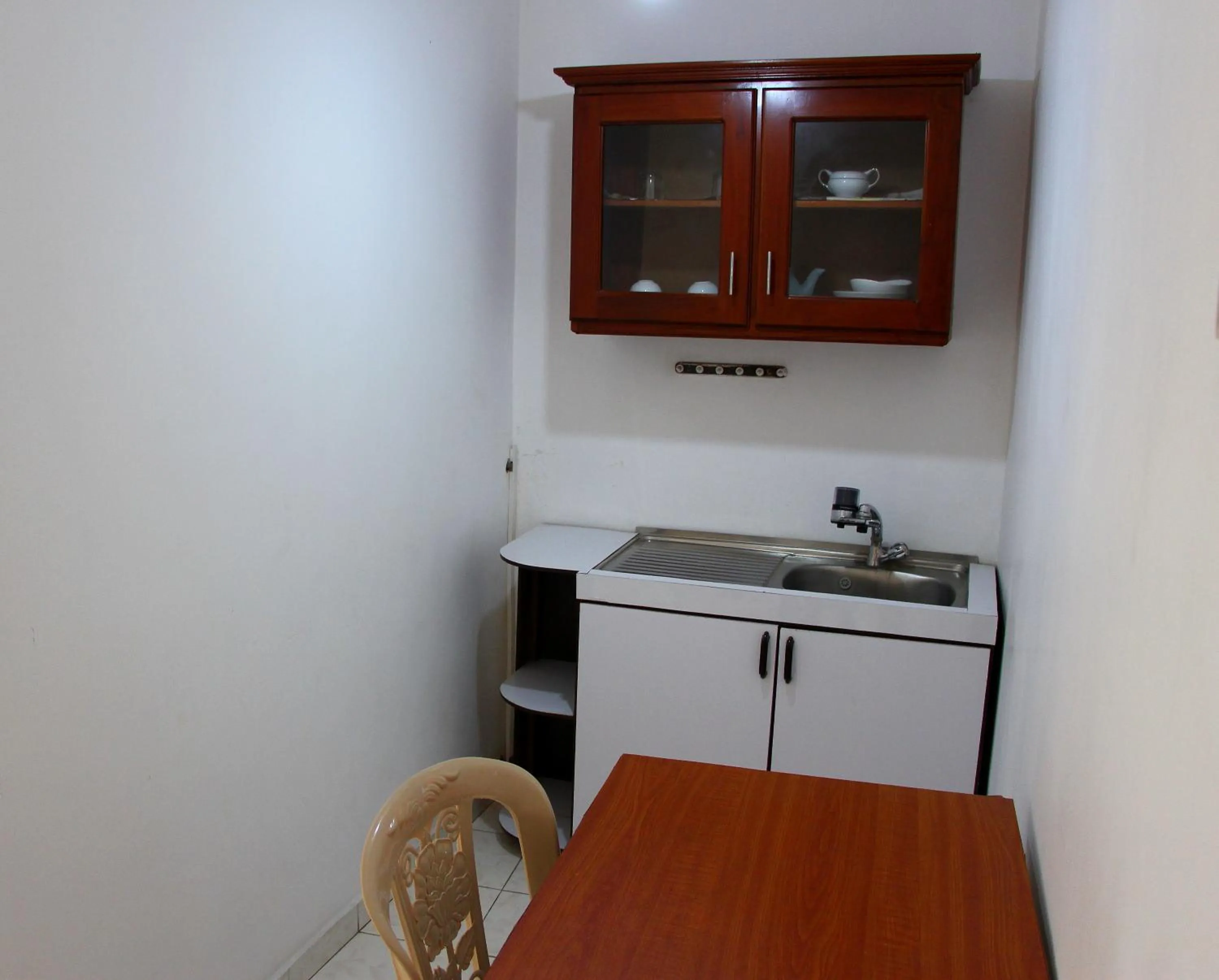 Kitchen or kitchenette in Holiday Guest Inn