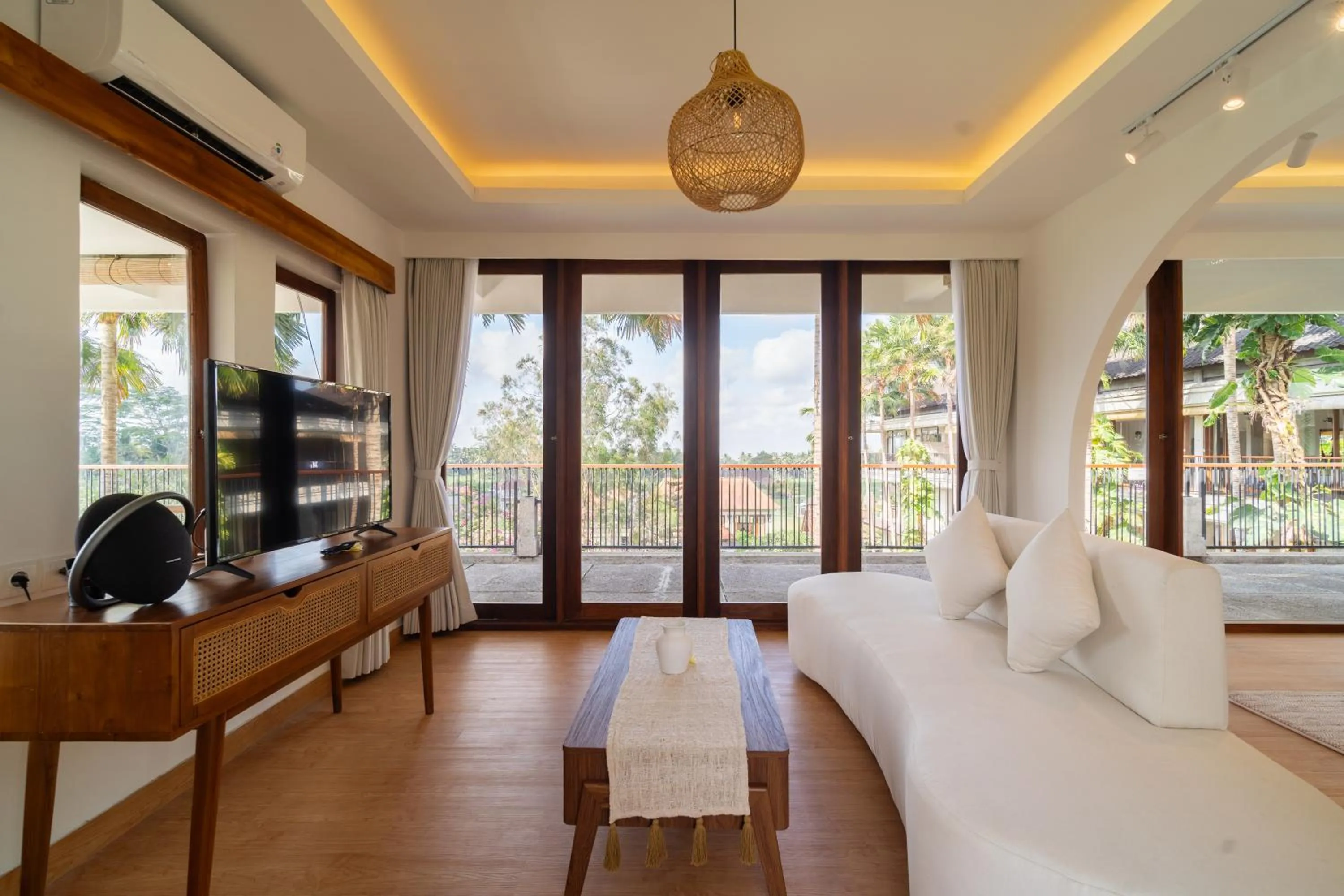 TV and multimedia in Om Ham Retreat and Resort