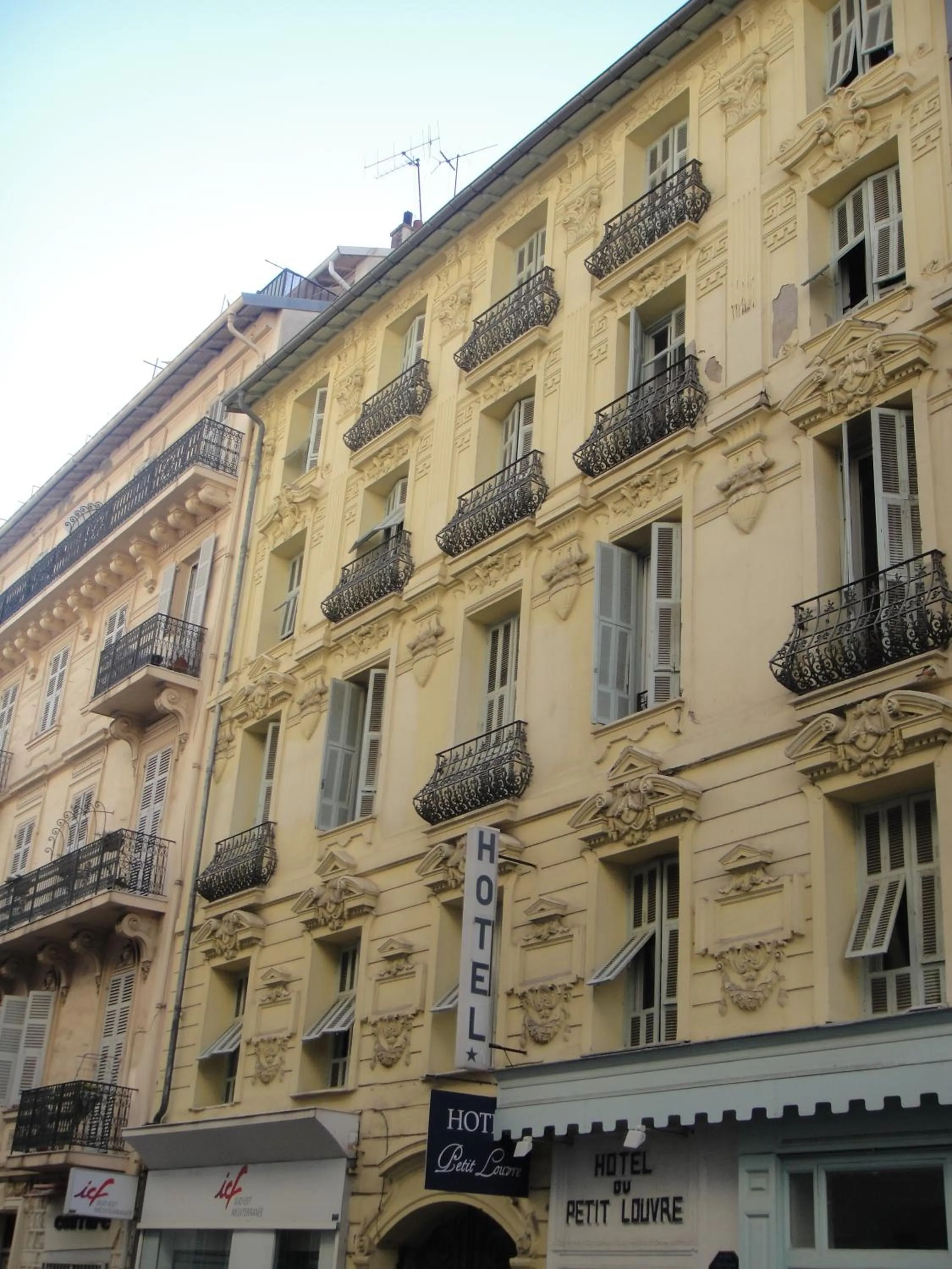 Facade/entrance in Hôtel du Petit Louvre