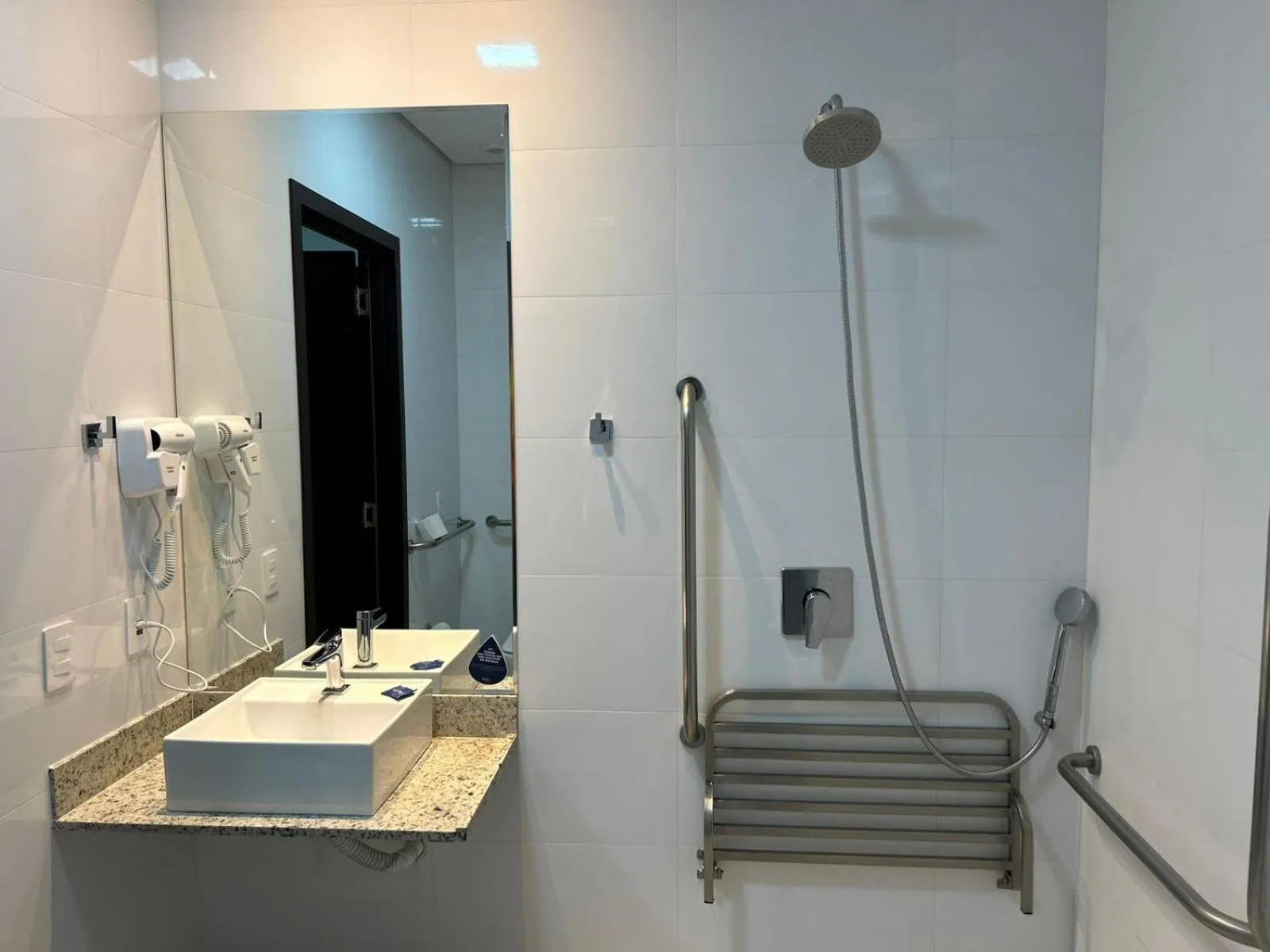 Bathroom in Rota 44 Hotel