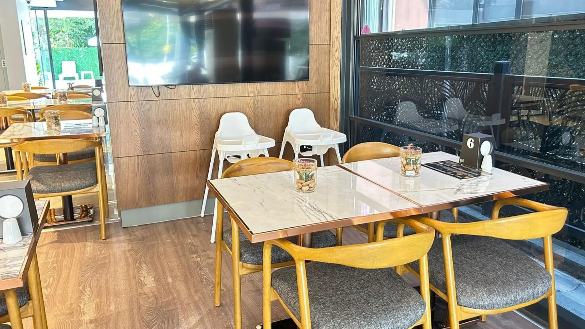 Restaurant/places to eat in Sam Hotel