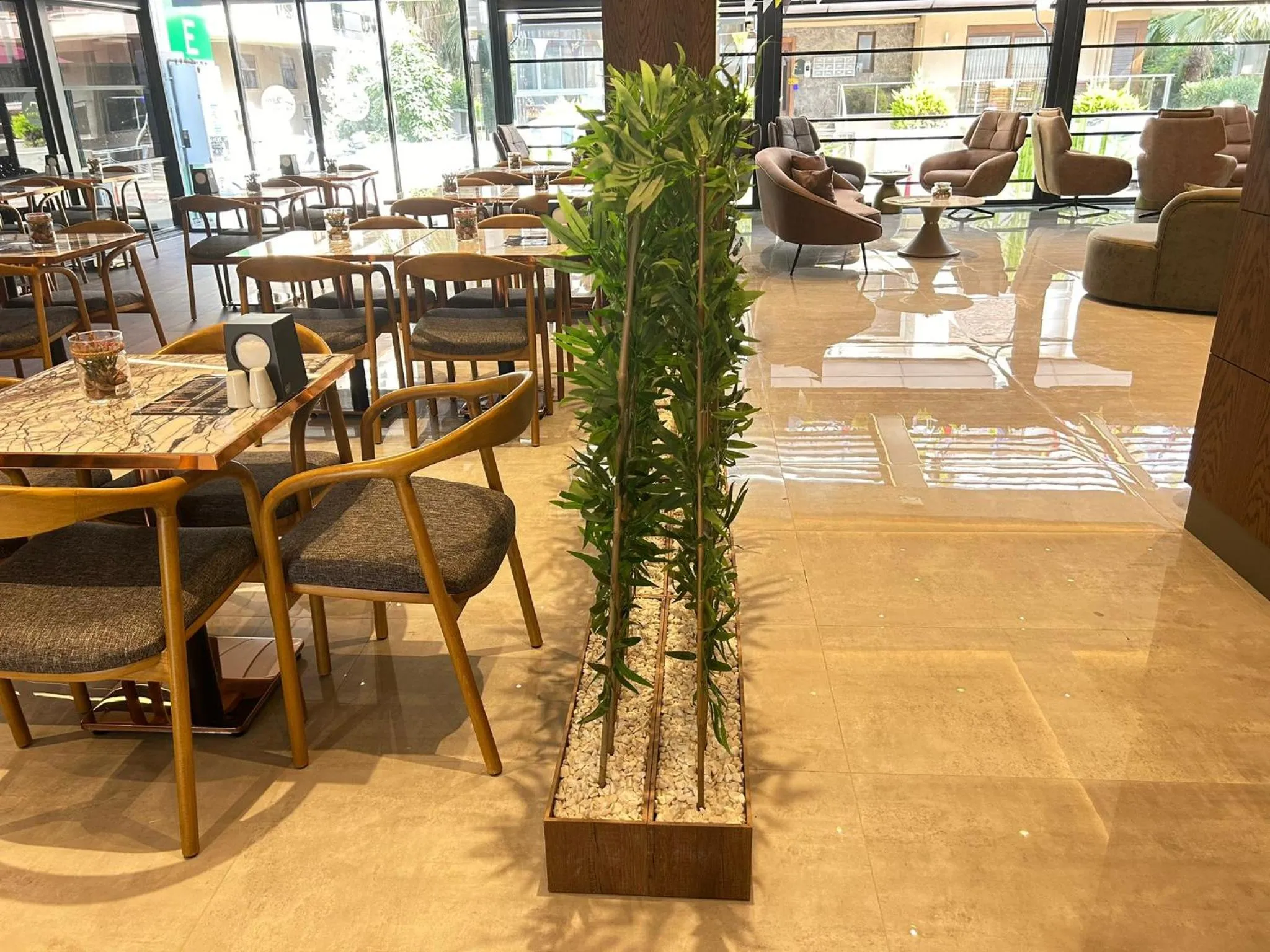 Restaurant/places to eat in Sam Hotel