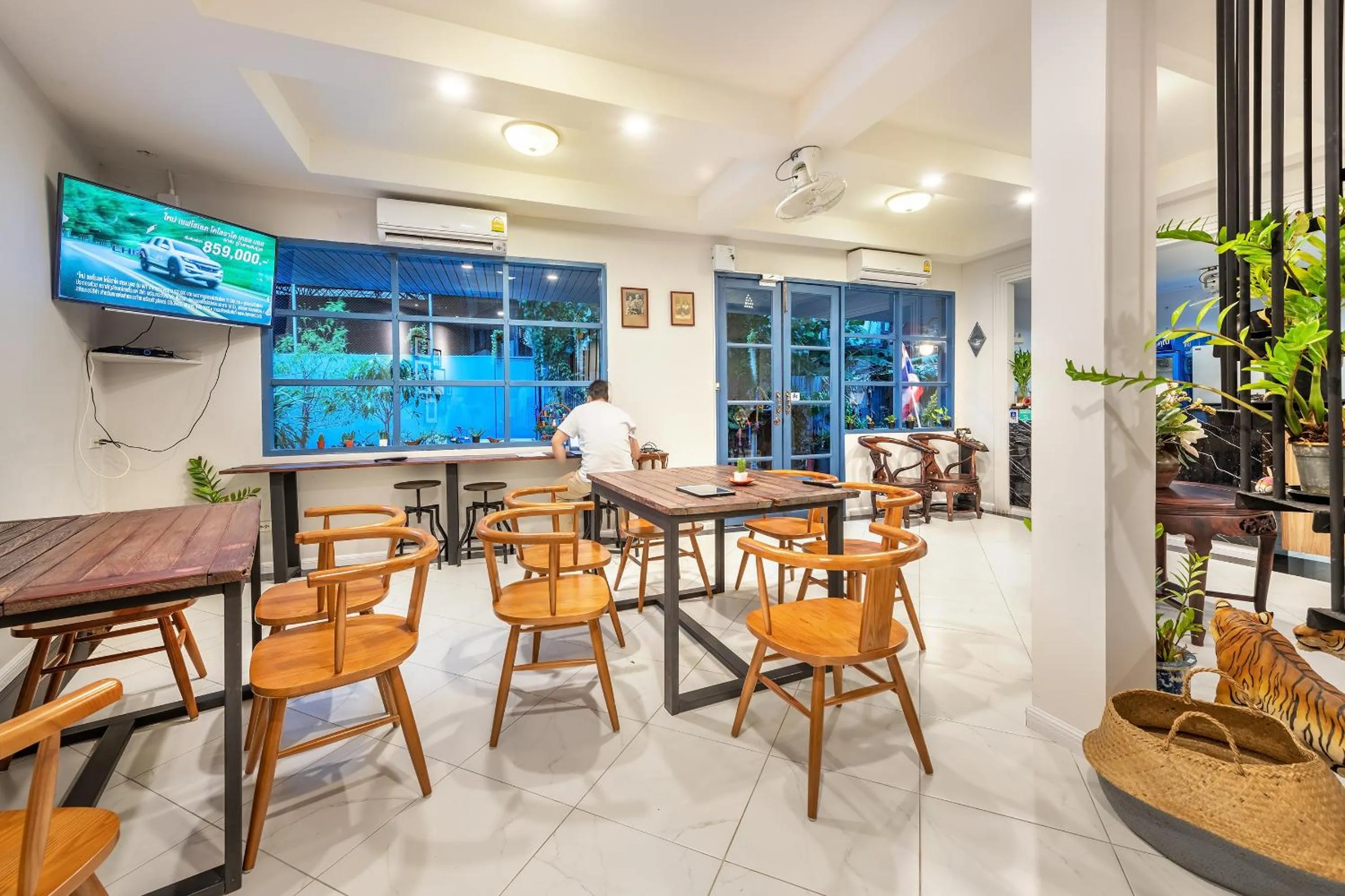 Restaurant/places to eat in Visut House Hostel