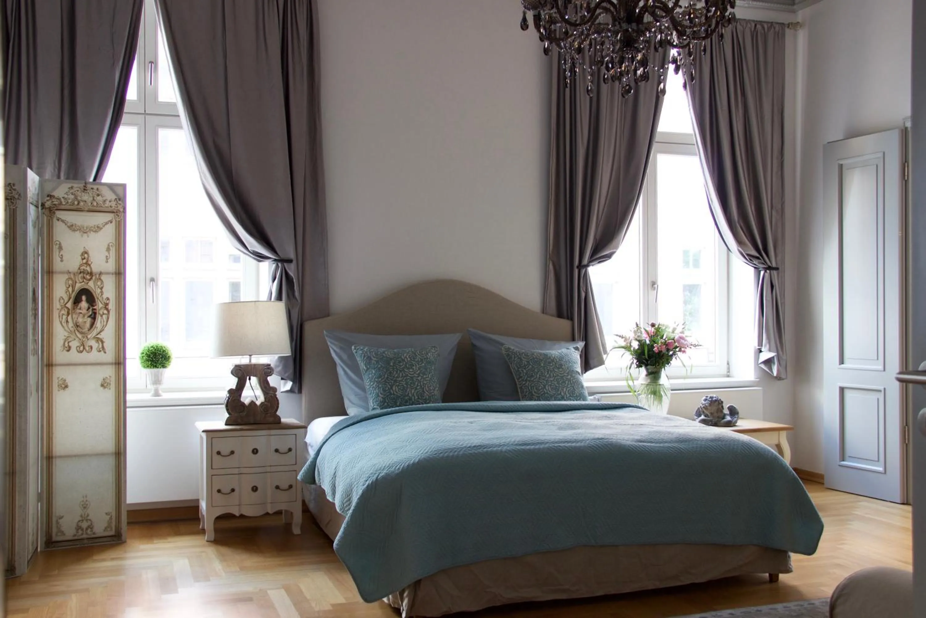 Living room, Bed in Leon Apartments