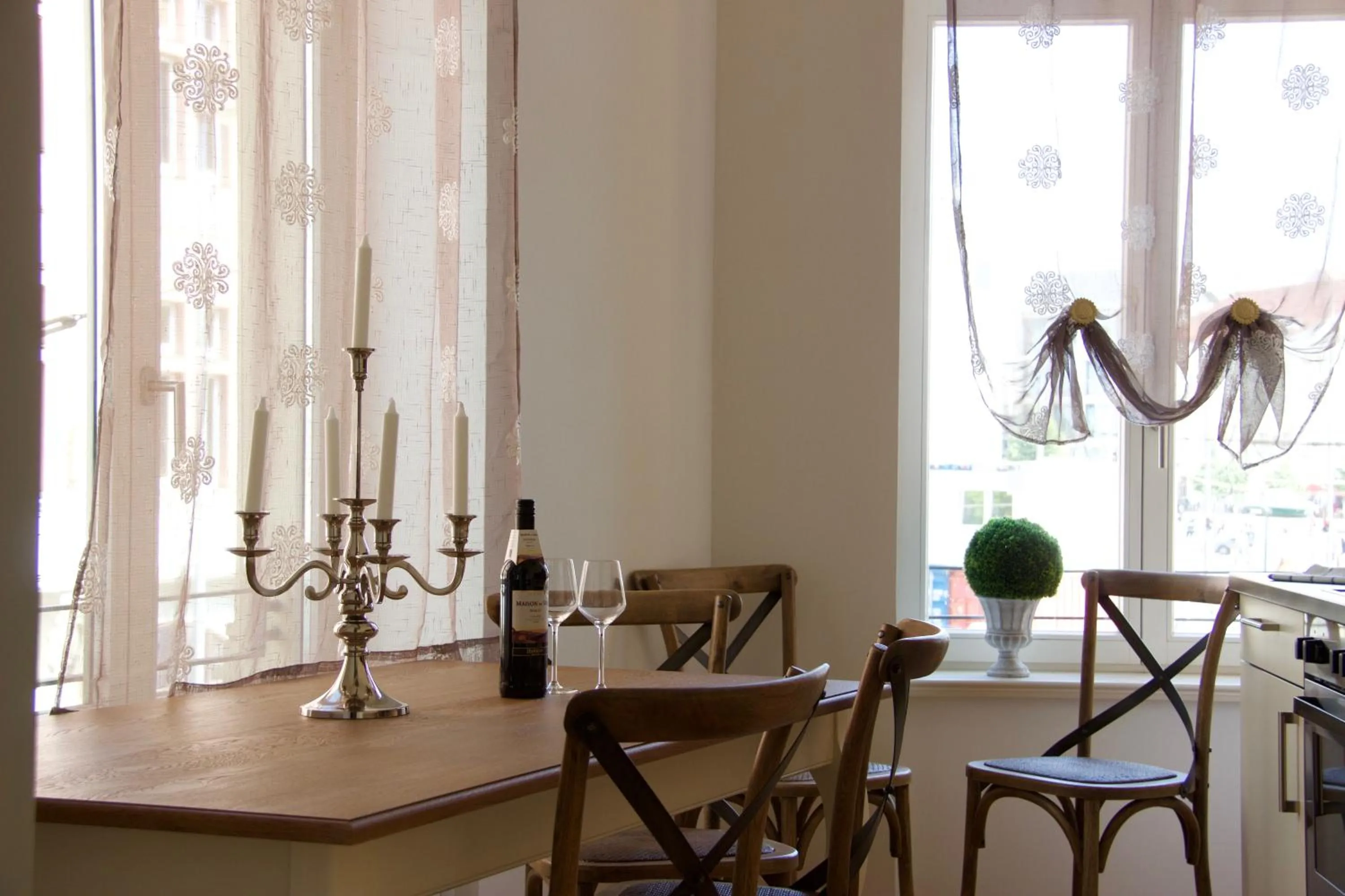 Dining area in Leon Apartments