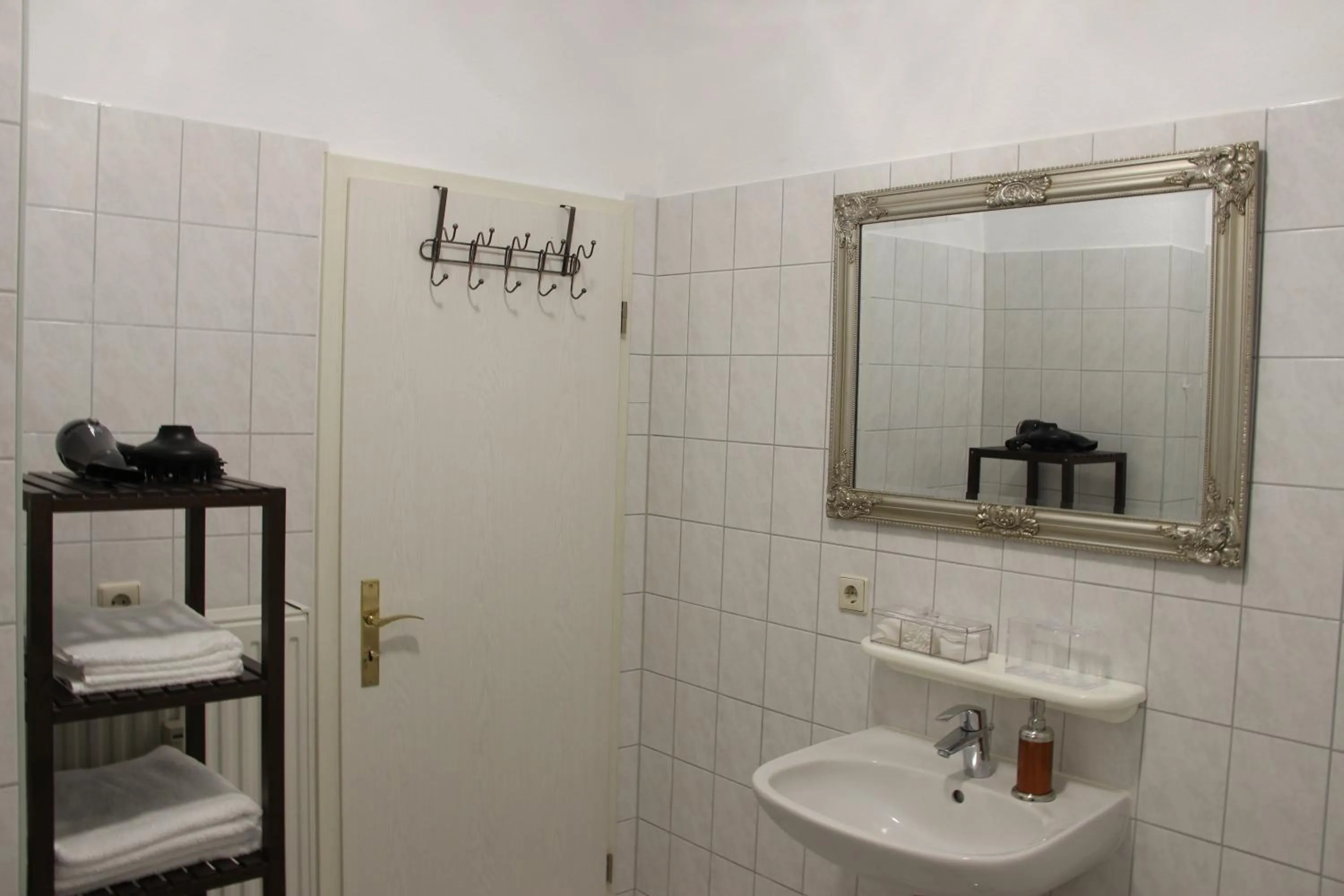 Bathroom in Leon Apartments