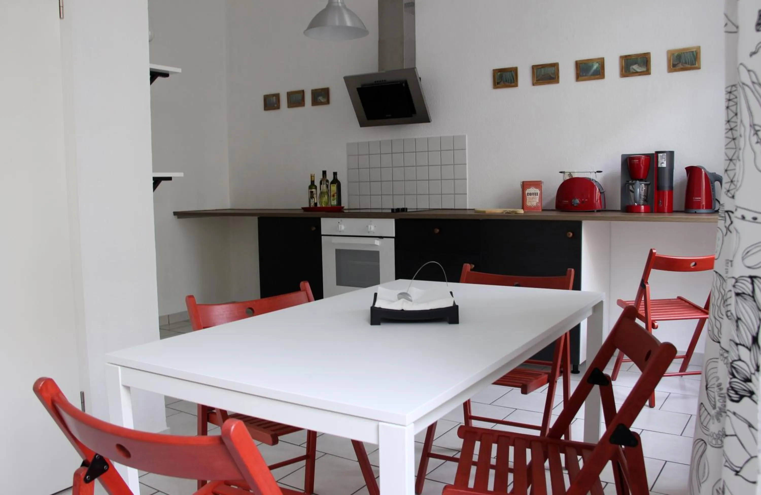Dining area in Leon Apartments