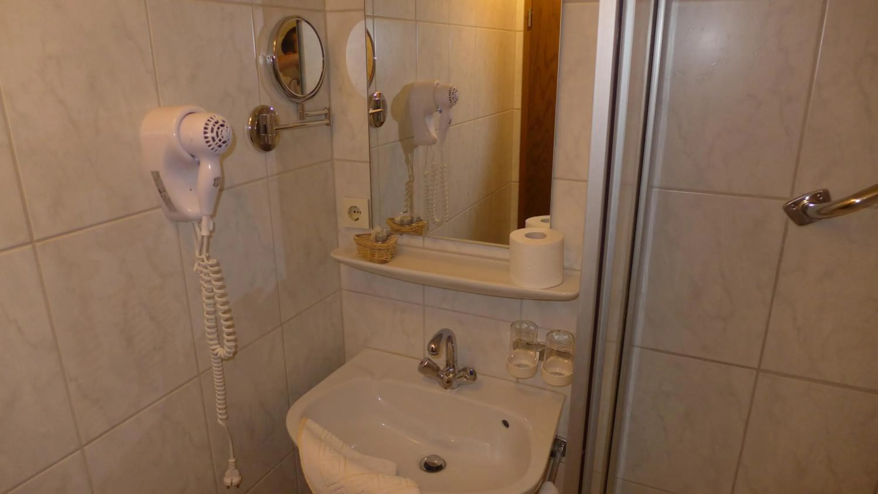 Bathroom in Central-Hotel Greiveldinger