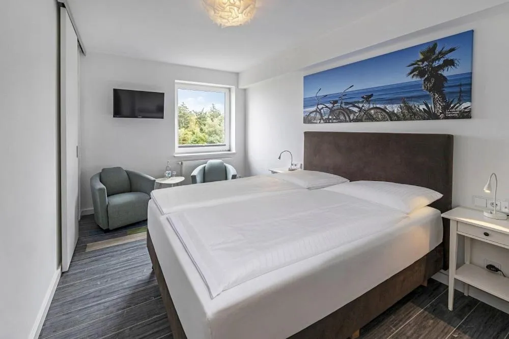 Photo of the whole room, Bed in Beach Hotel California