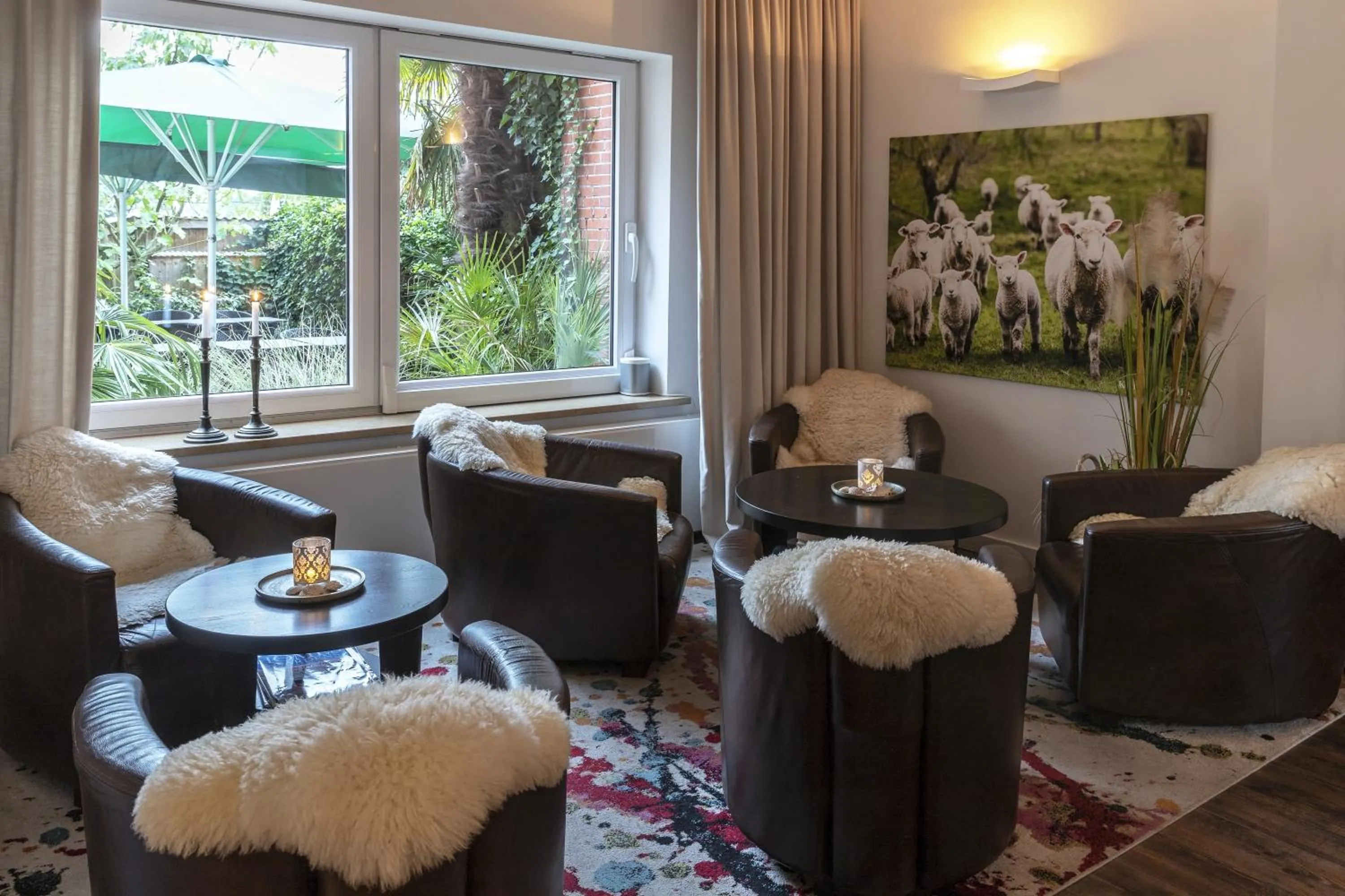 Restaurant/places to eat in Beach Hotel California