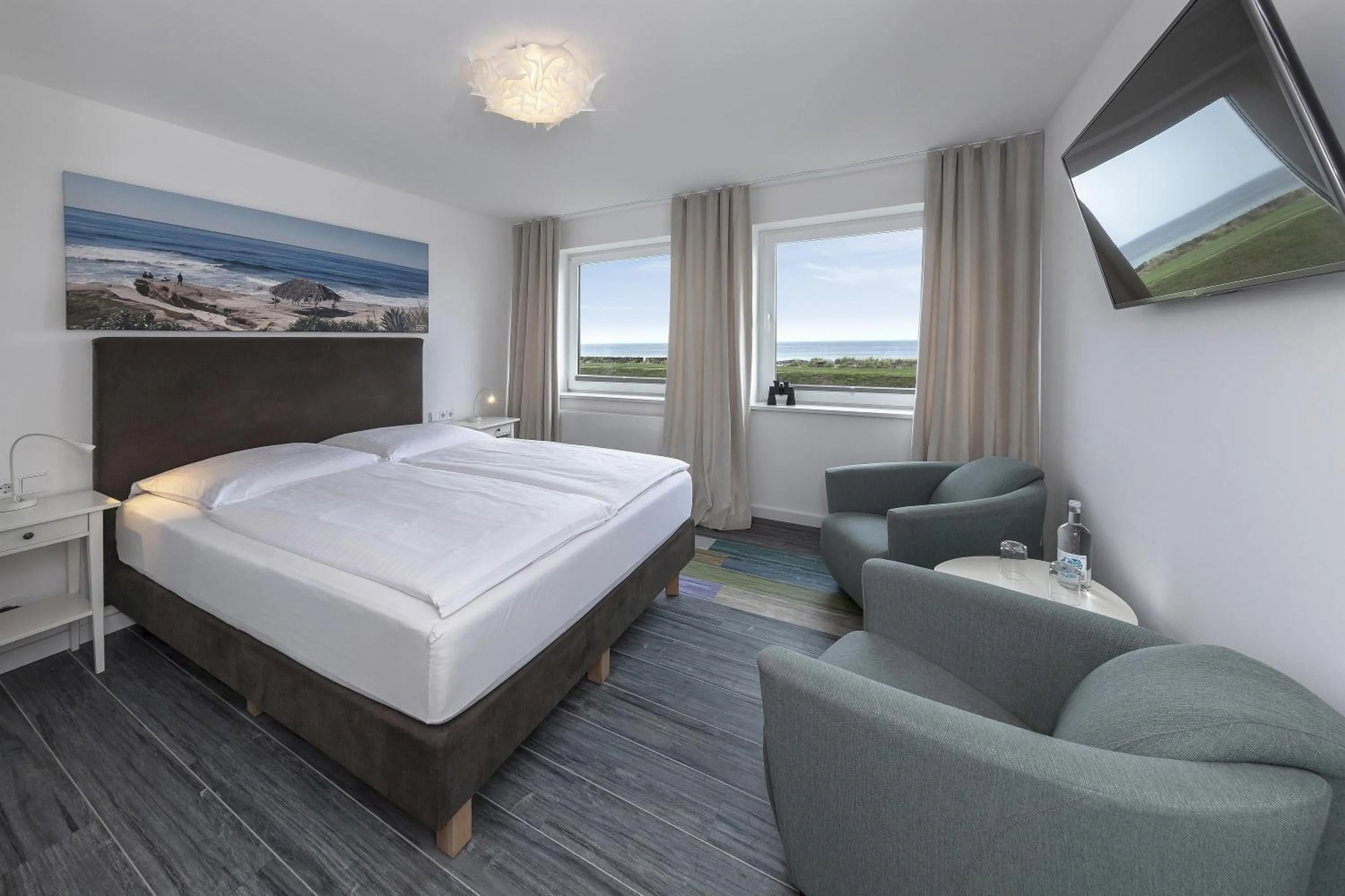 Photo of the whole room, Bed in Beach Hotel California