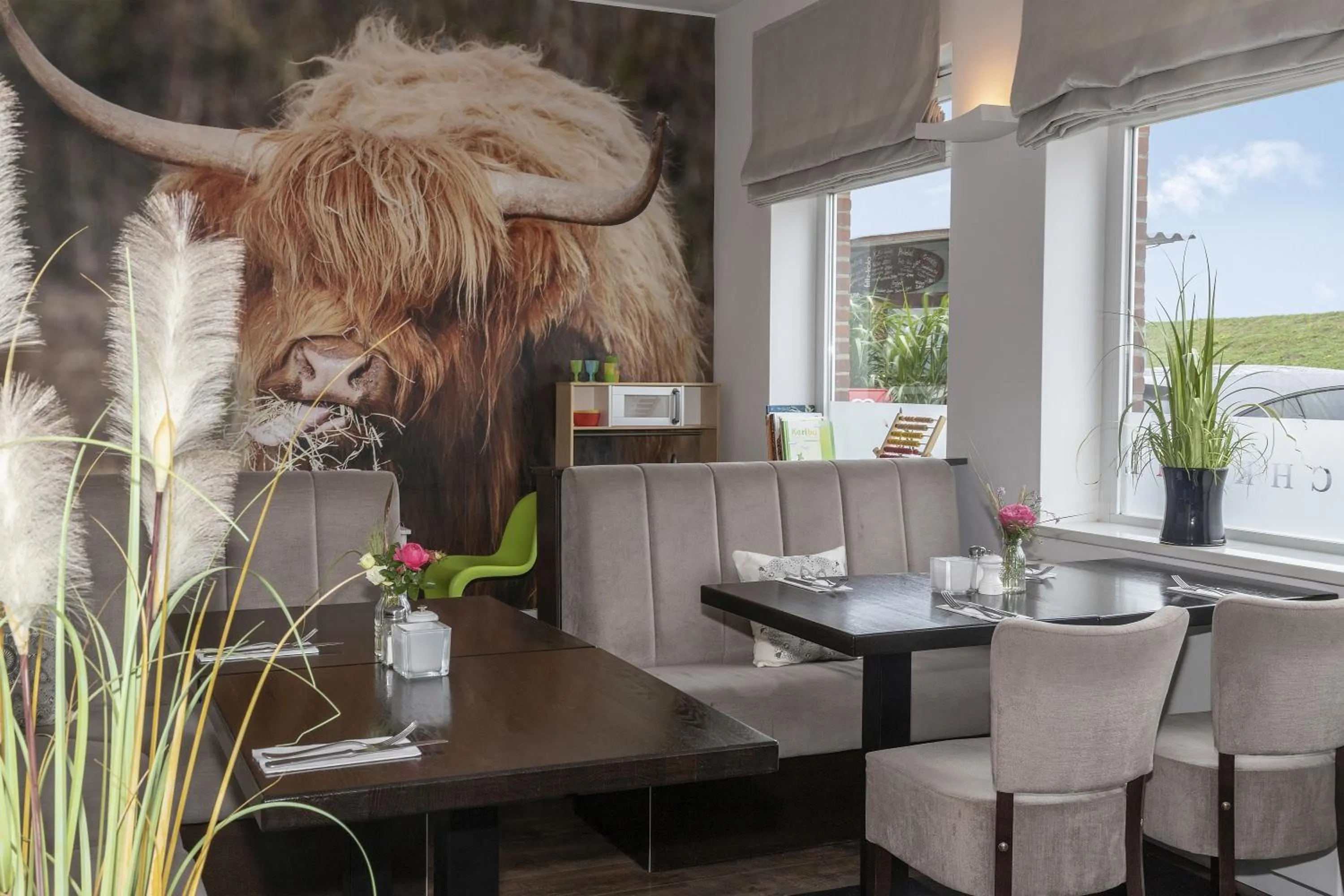 Restaurant/places to eat in Beach Hotel California