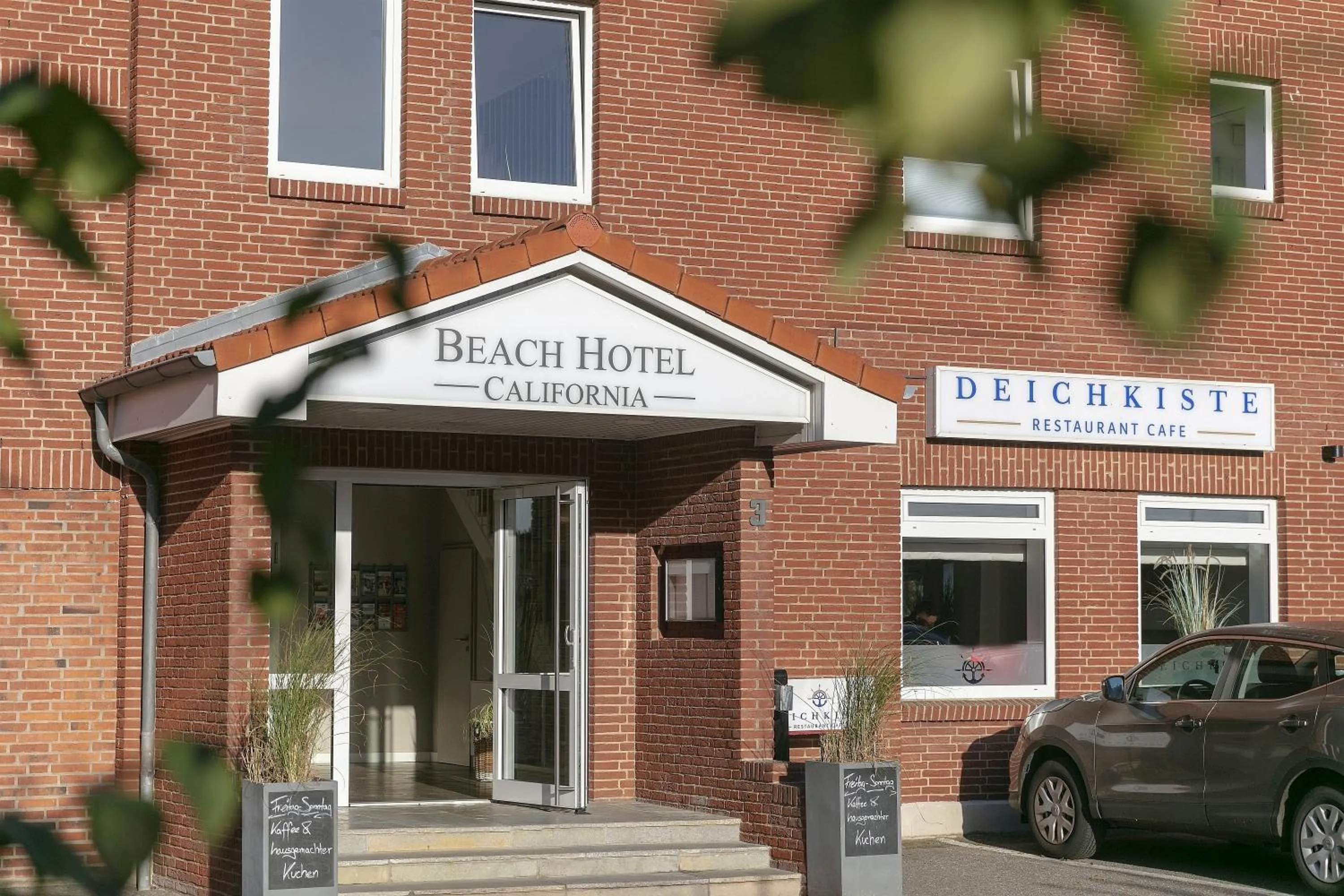 Facade/entrance in Beach Hotel California