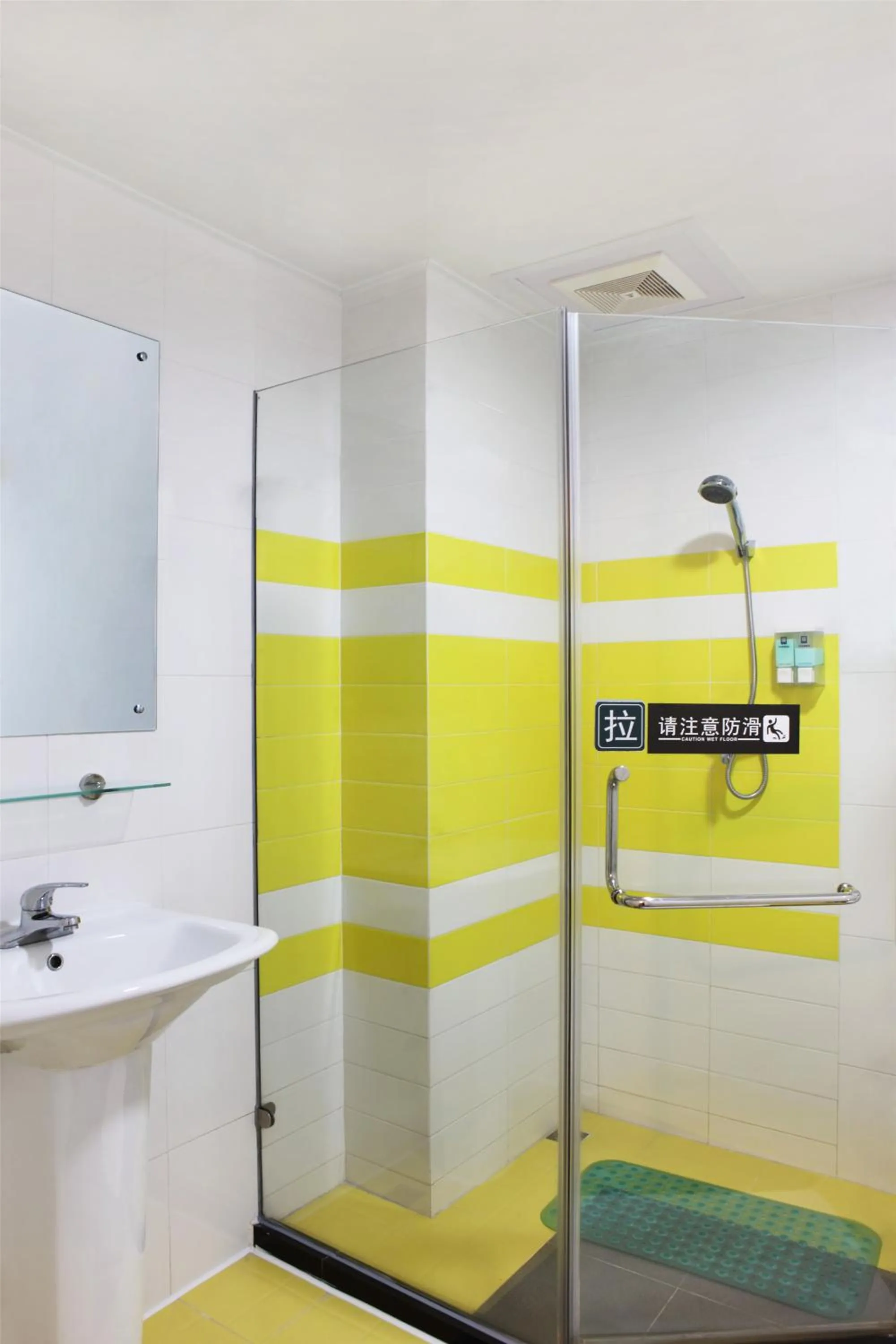 Bathroom in 7Days Inn Dalian Ganjingzi District Government