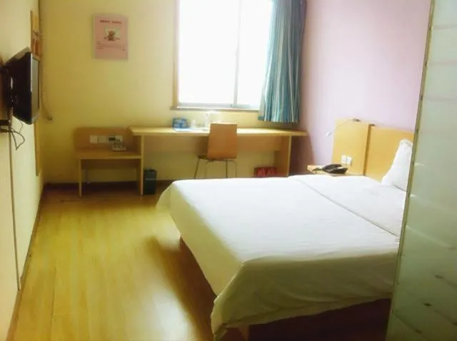 Bedroom, Bed in 7Days Inn Xi'an Northwest University North Gate