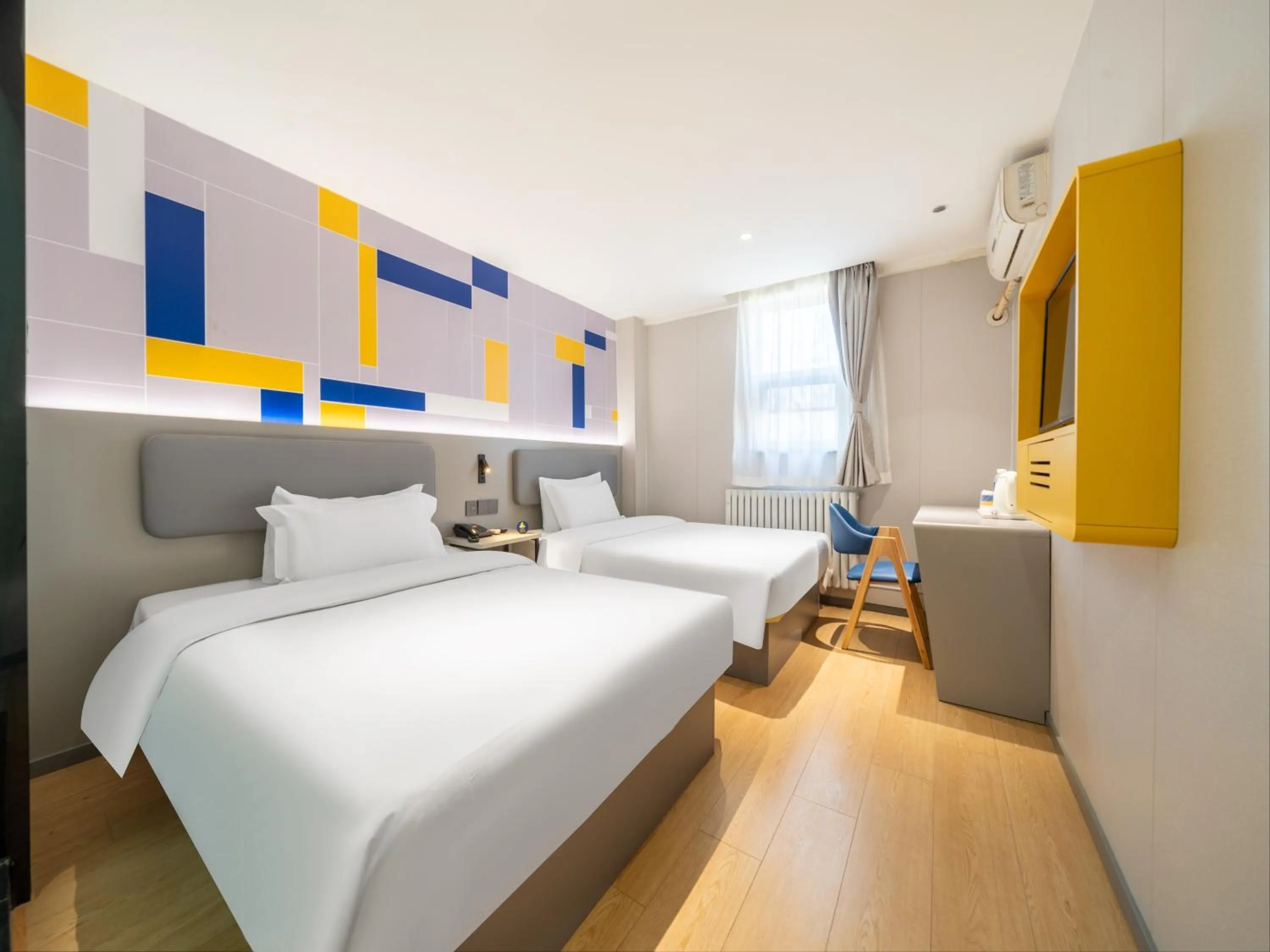 Photo of the whole room, Bed in 7Days Inn Railway Station Xi'an Wulukou Subway Station