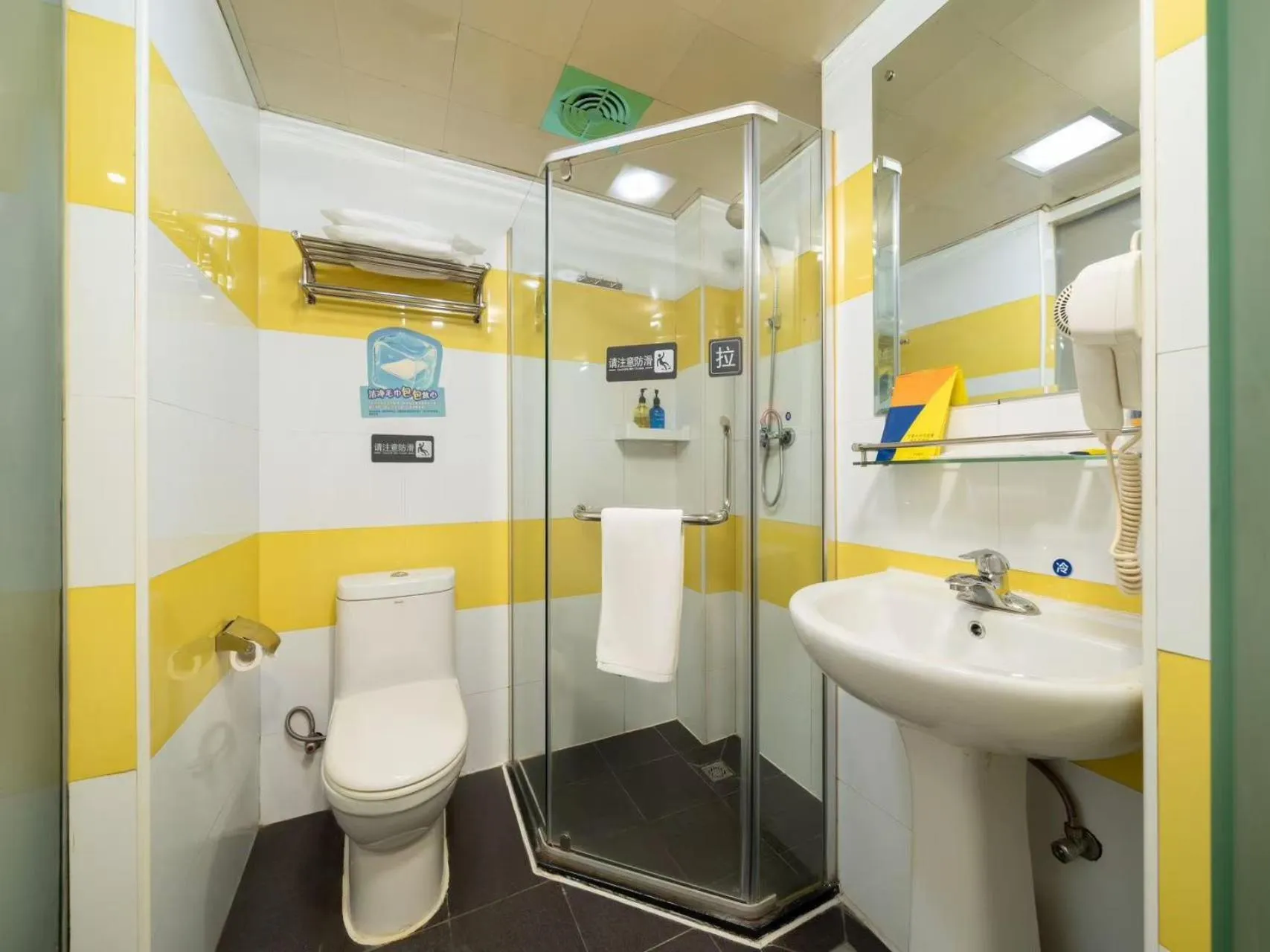 Shower in 7Days Inn Railway Station Xi'an Wulukou Subway Station