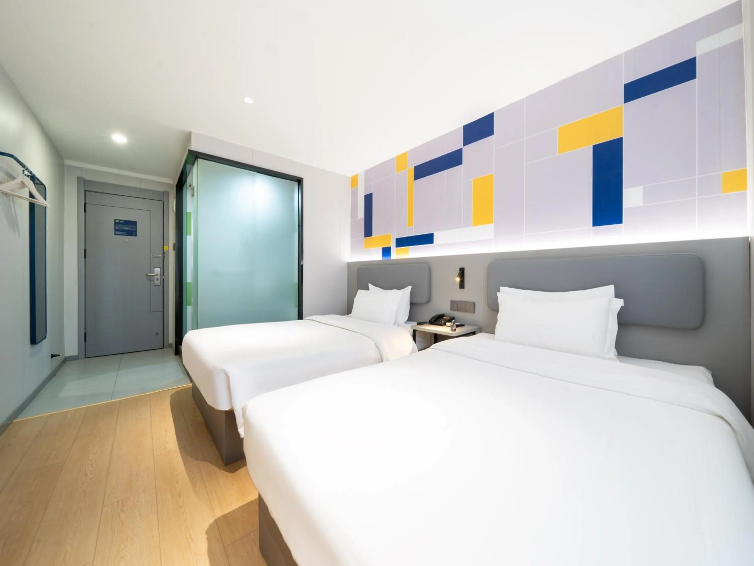 Photo of the whole room, Bed in 7Days Inn Railway Station Xi'an Wulukou Subway Station