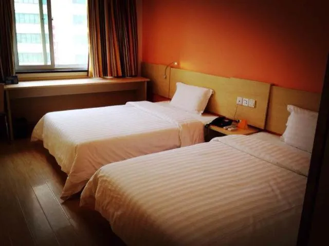 Bedroom, Bed in 7Days Inn Xi'an North Street Subway Station Lianhu Park