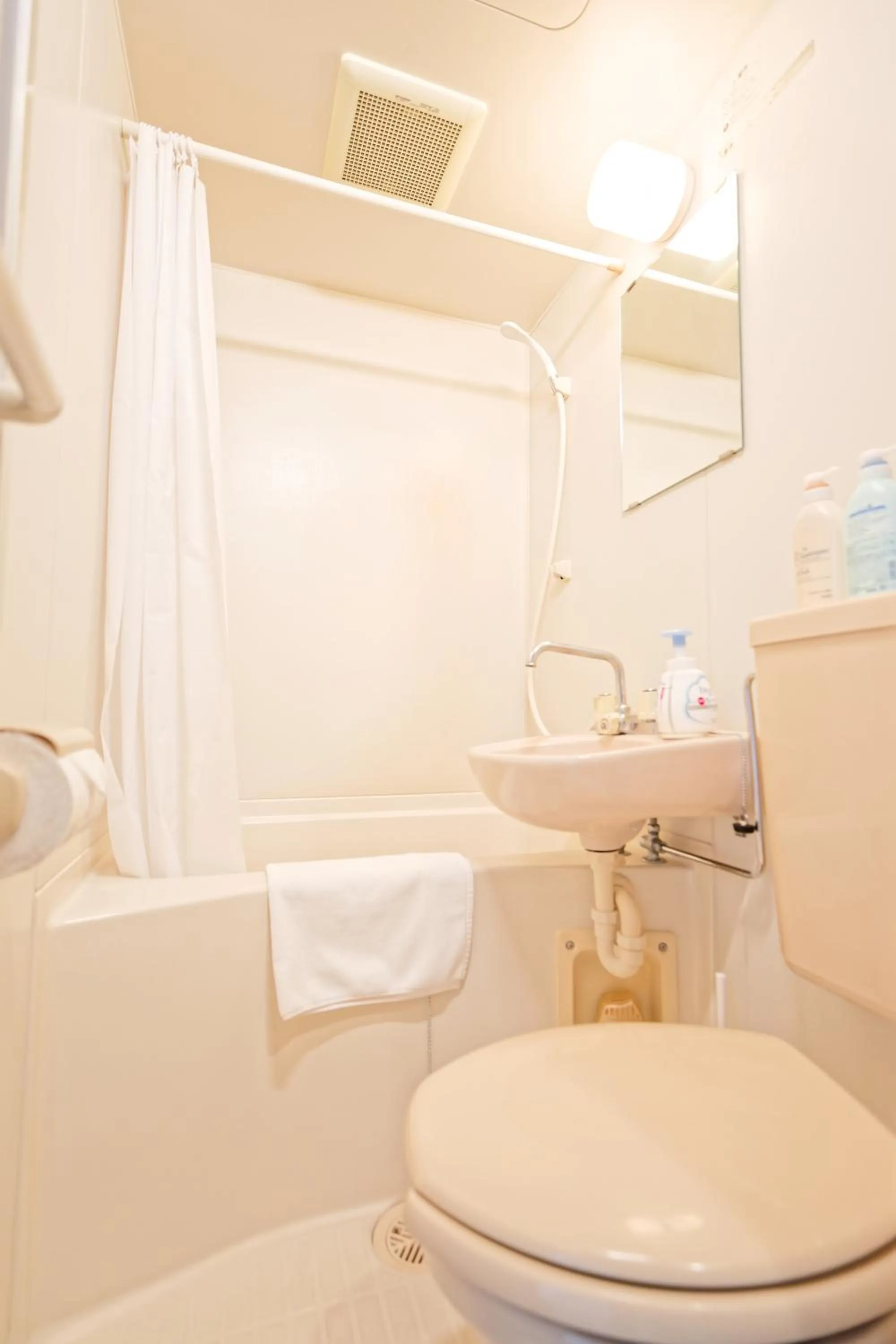 Shower in Shinjuku Waseda Earthtone Apartment