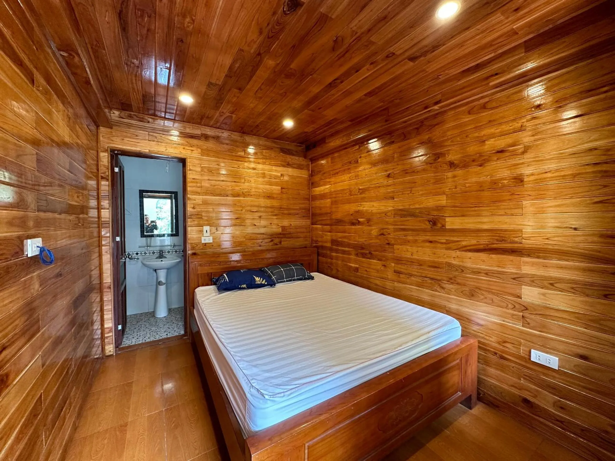 Shower, Bed in Cao Thạch Homestay