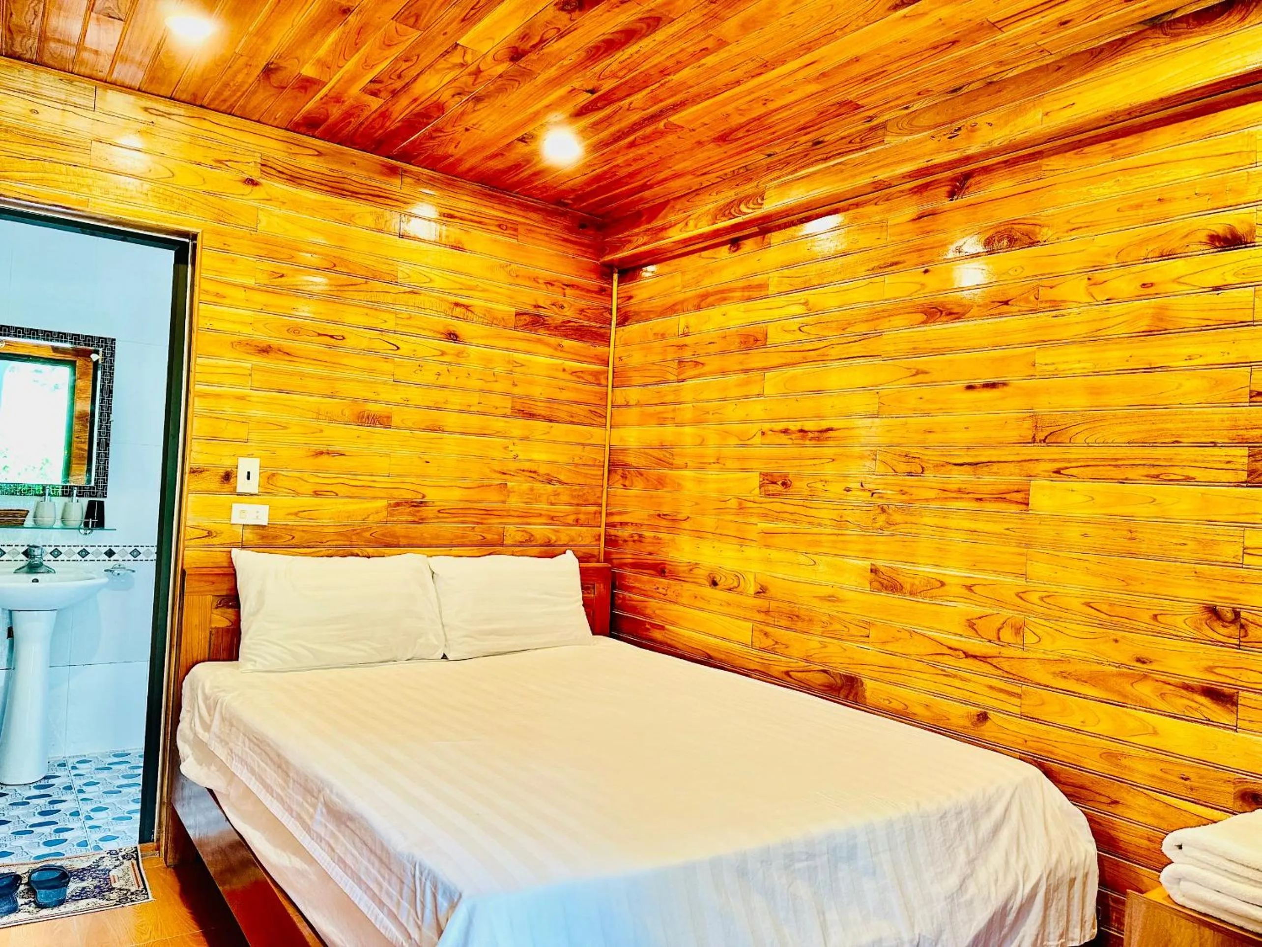 Shower, Bed in Cao Thạch Homestay