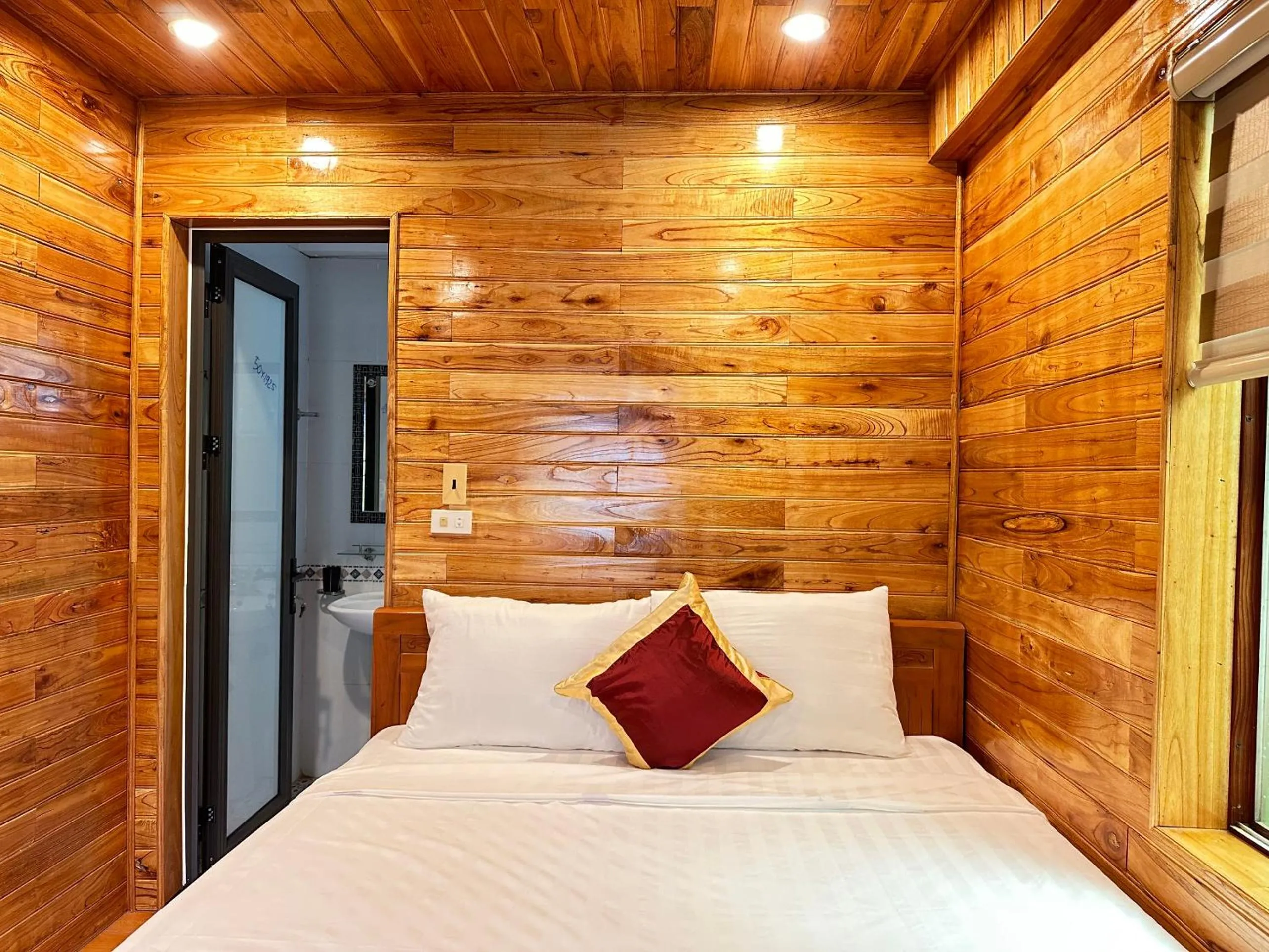 Shower, Bed in Cao Thạch Homestay