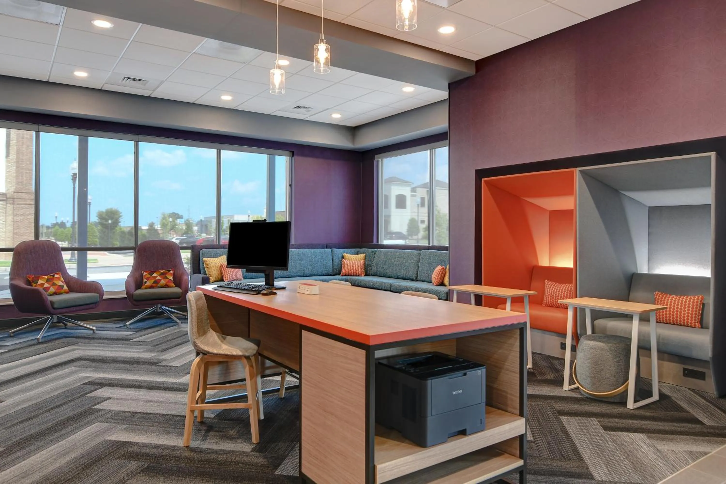 Communal lounge/ TV room in Tru by Hilton Wilmington Wrightsville Beach