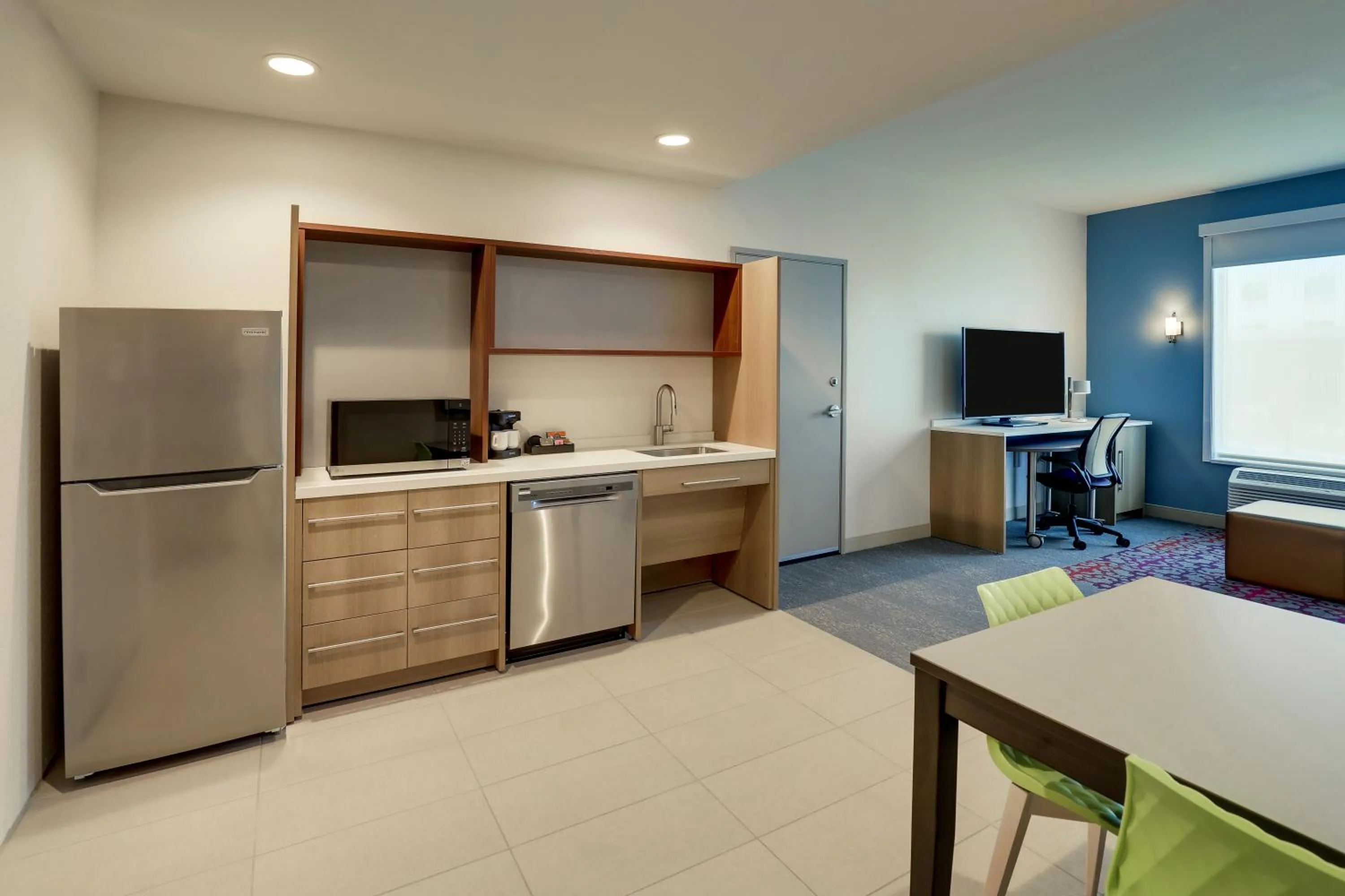 Kitchen or kitchenette in Home2 Suites By Hilton Sanford