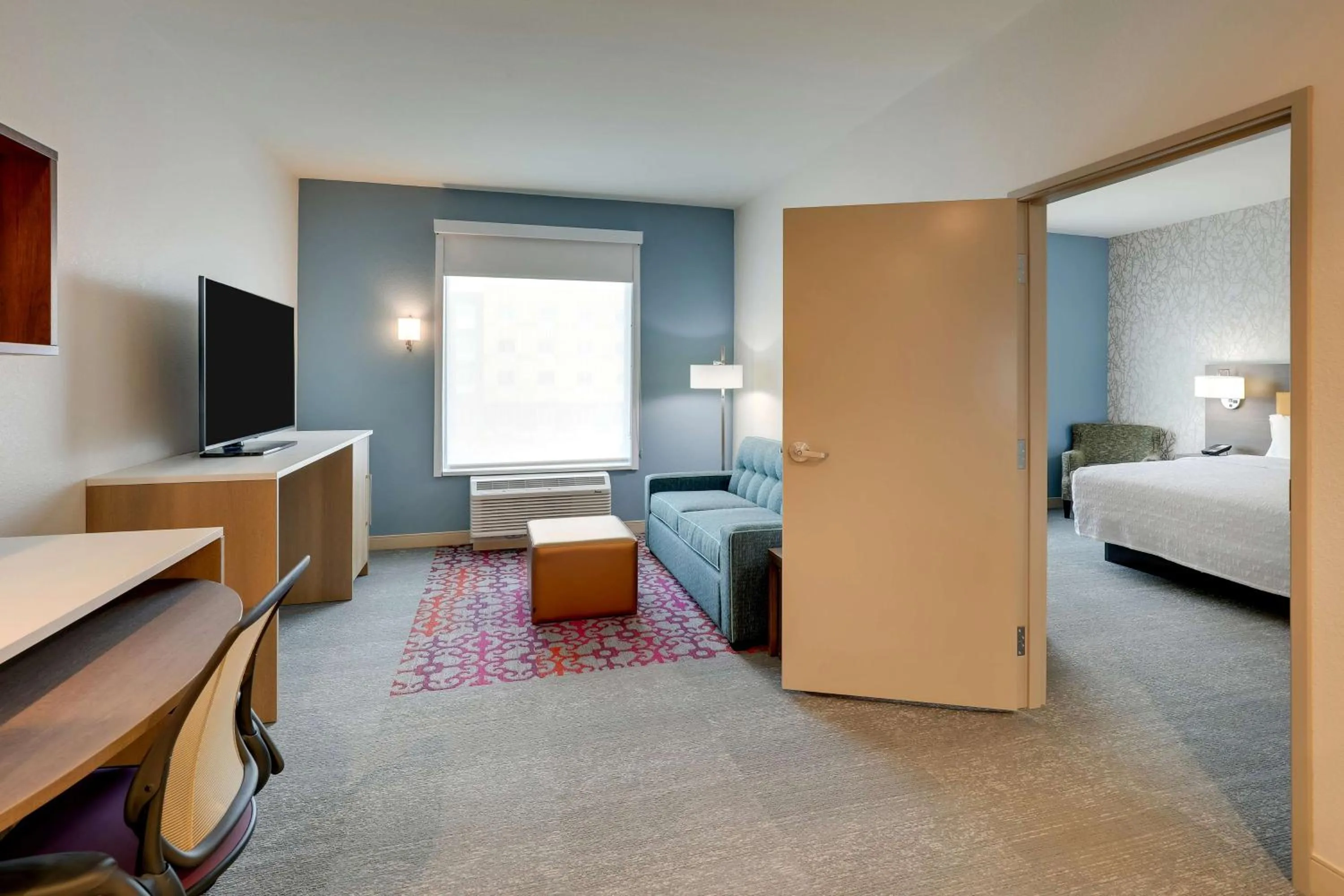 Living room, Bed in Home2 Suites By Hilton Sanford