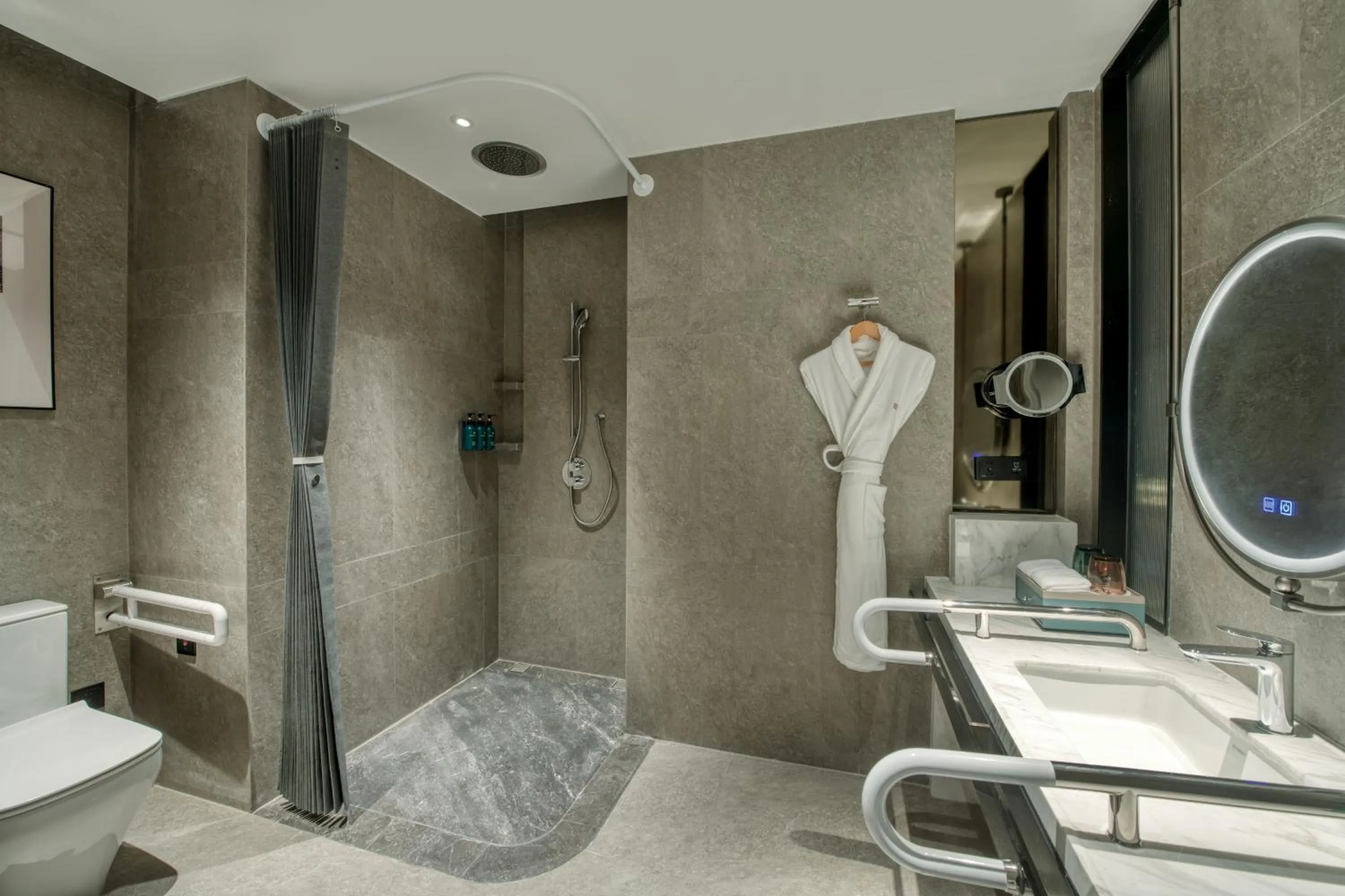 Bathroom in Crowne Plaza Xi'an Weiyang by IHG